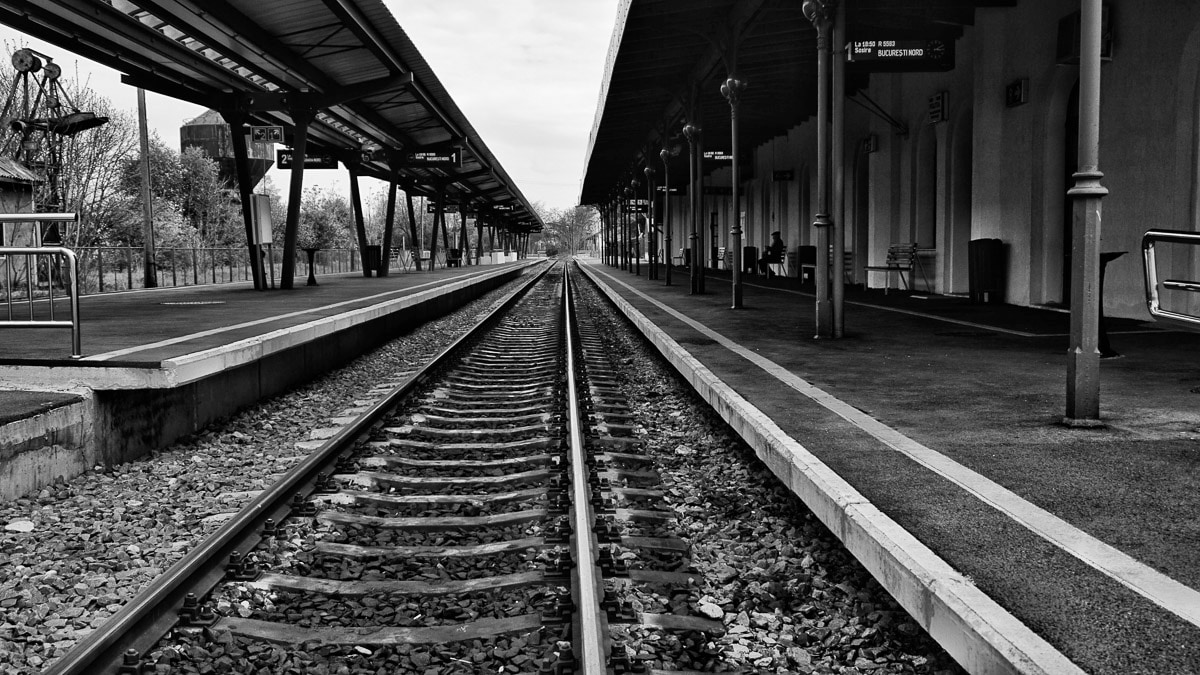 Image of Papermoon Fototapete "Bahnsteig Schwarz & Weiss"
