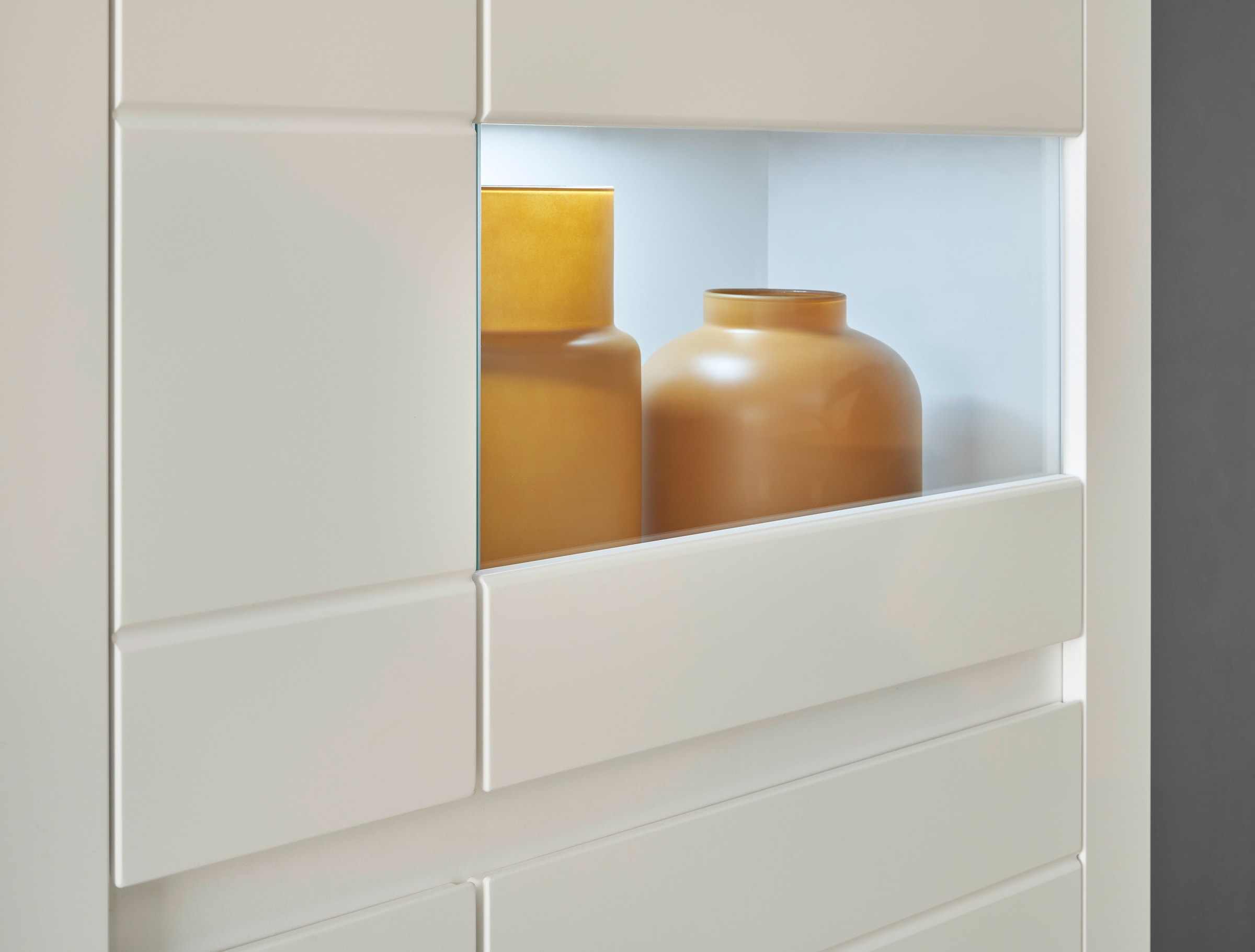 INOSIGN Vitrine »Chester, Hochschrank mit Stauraum, Glasvitrine, Anrichte, Weiss Matt«, (1 St.), austauschbare Blende in der Griffleiste, zeitloses Design, 85 cm breit