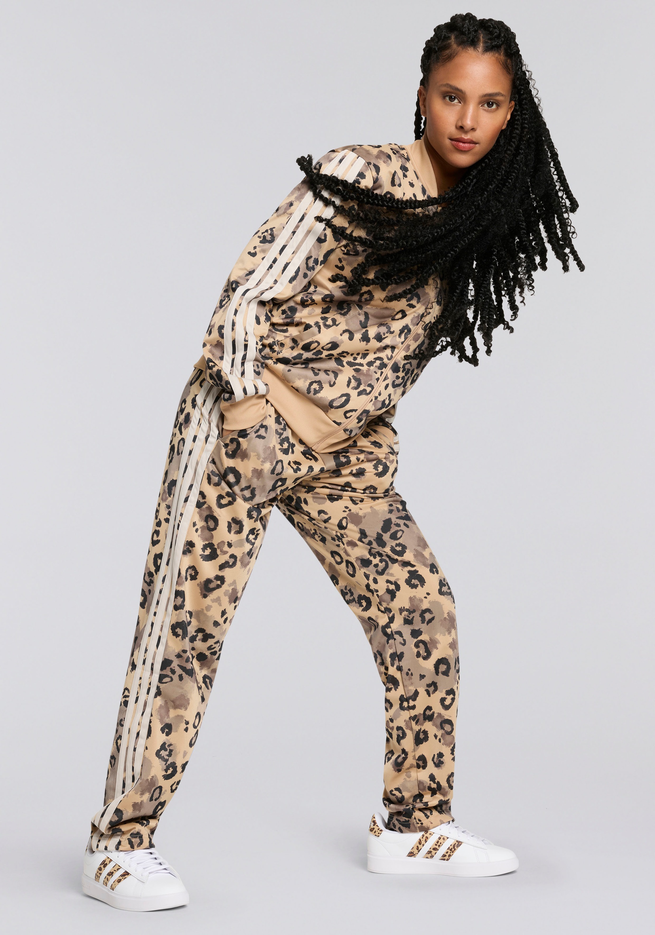 adidas Sportswear Trainingsanzug »W 3S TR AOP TS« 2 Stk. zweiteiliges Set, aus weichem Trikot-Material