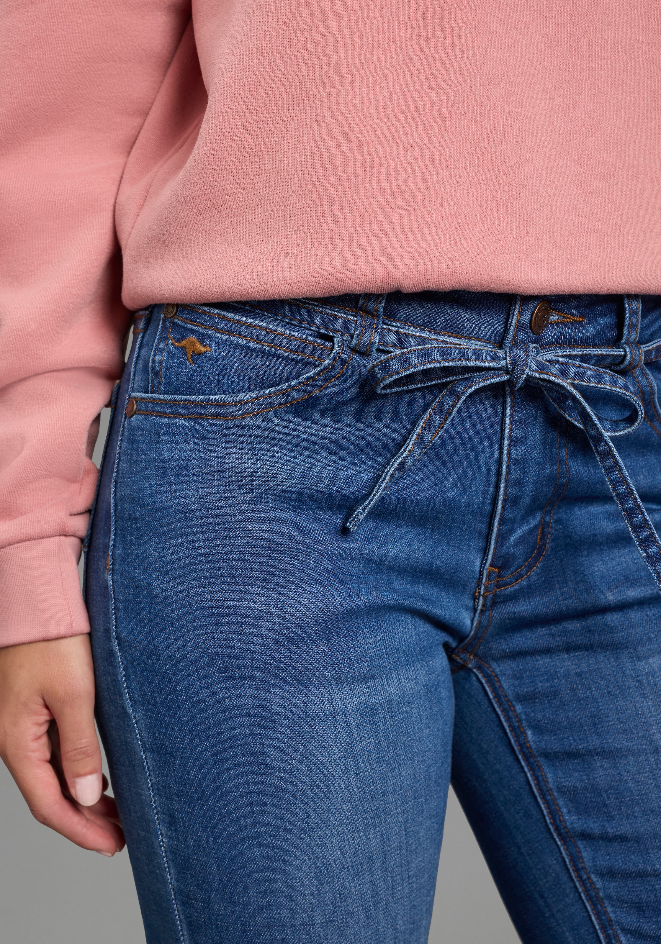 KangaROOS Bootcut-Jeans mit Reissverschluss, Knopf und Bindeband, lange Beinlänge