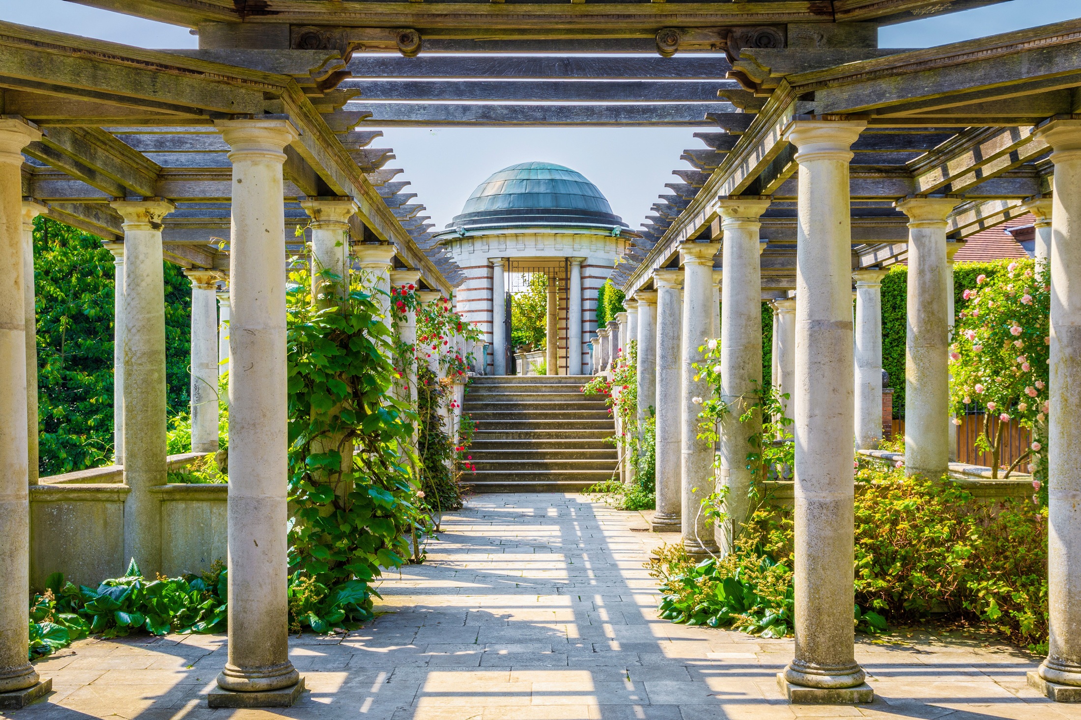 Image of Papermoon Fototapete »ARCHITEKTUR-PERGOLA HÜGEL GARTEN LONDON SÄULEN BLUMEN«, Vliestapete, hochwertiger Digitaldruck, inklusive Kleister bei Ackermann Versand Schweiz