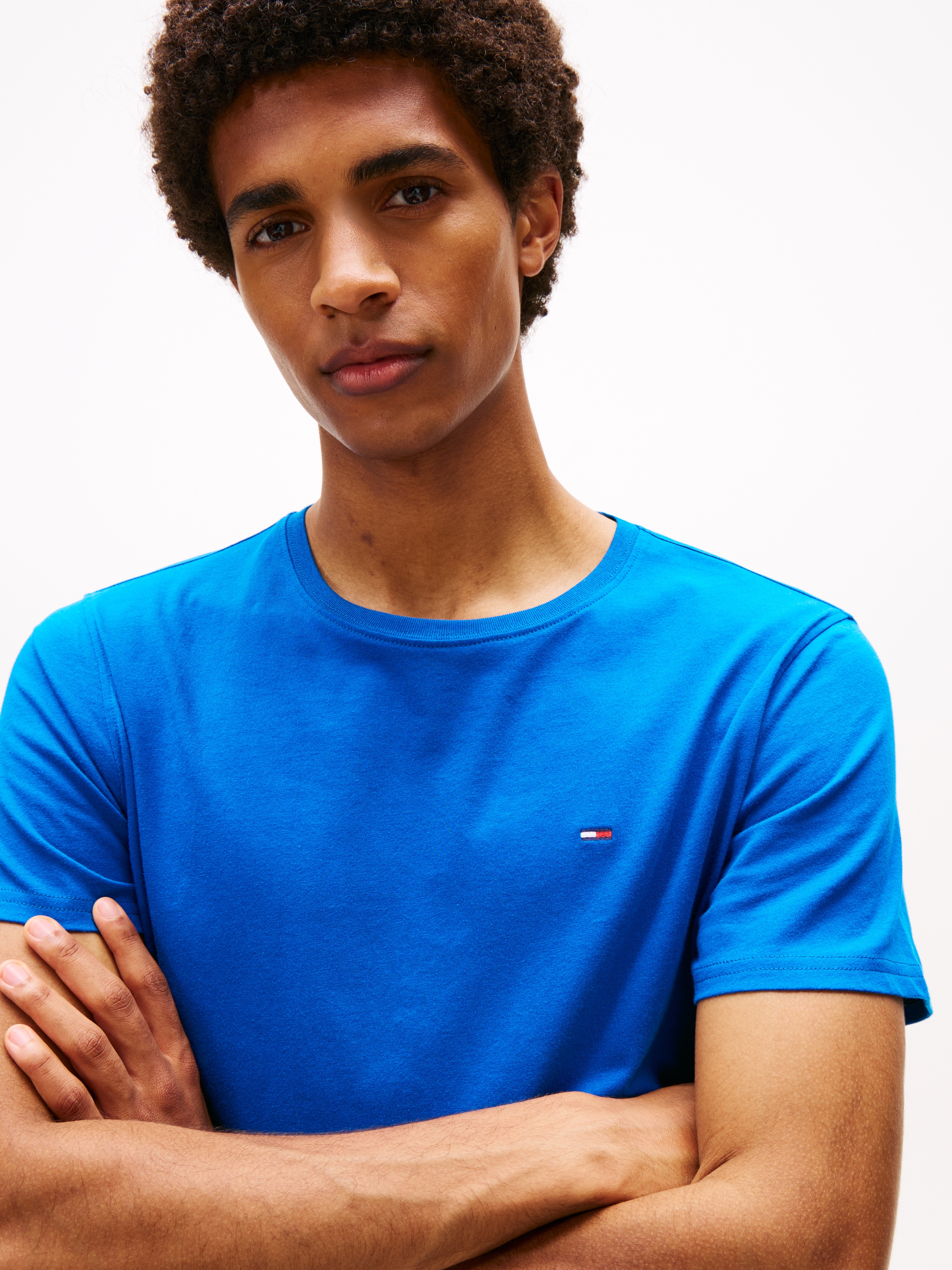 Tommy Jeans T-Shirt »TJM ESSENTIAL SOLID TEE«, mit Rundhalsausschnitt und dezenter Logo-Flag