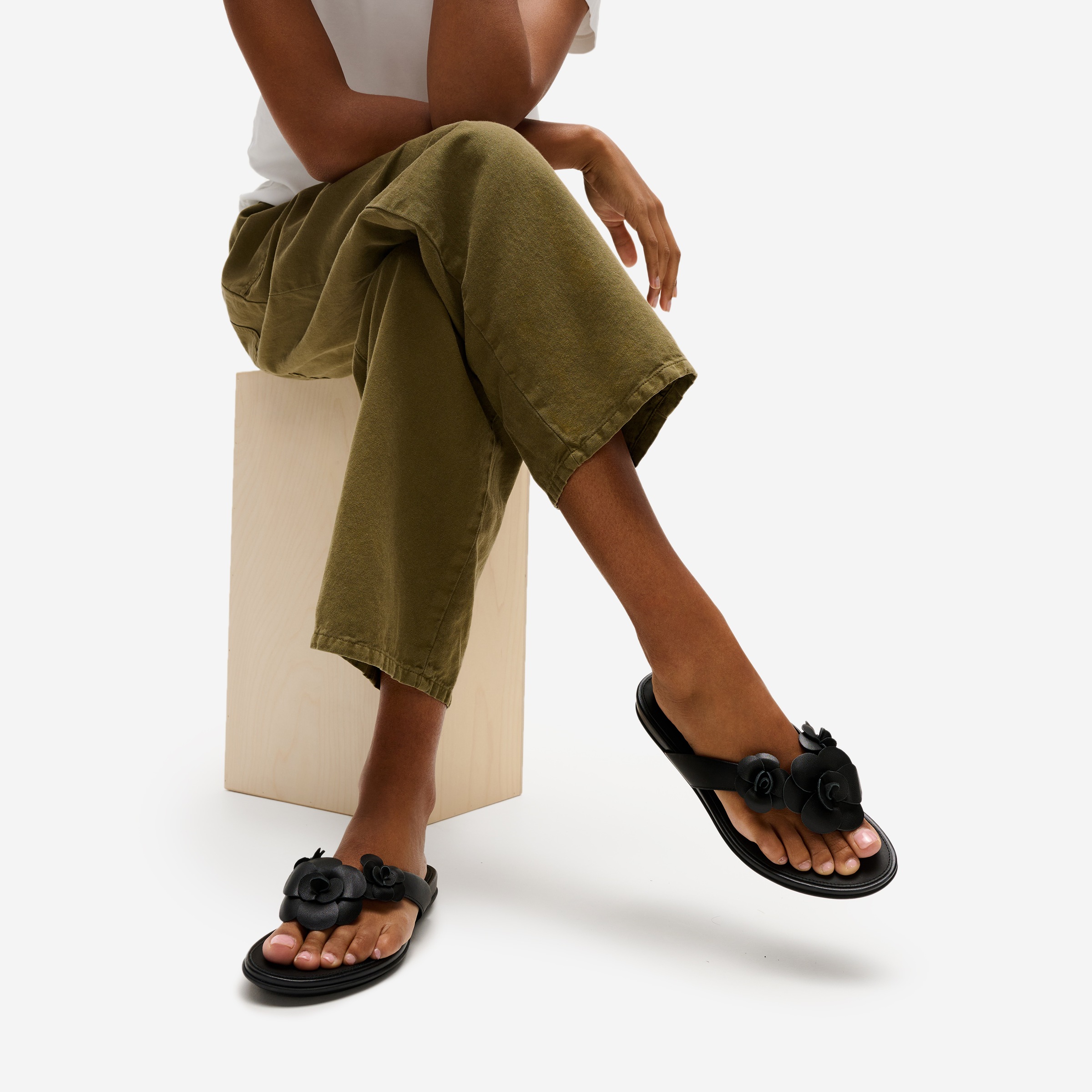 Fitflop Dianette »GRACIE FLOWER LEATHER FLIP-FLOPS«  Tongs séparateurs d'orteils, chaussure d'été avec fleur voyante