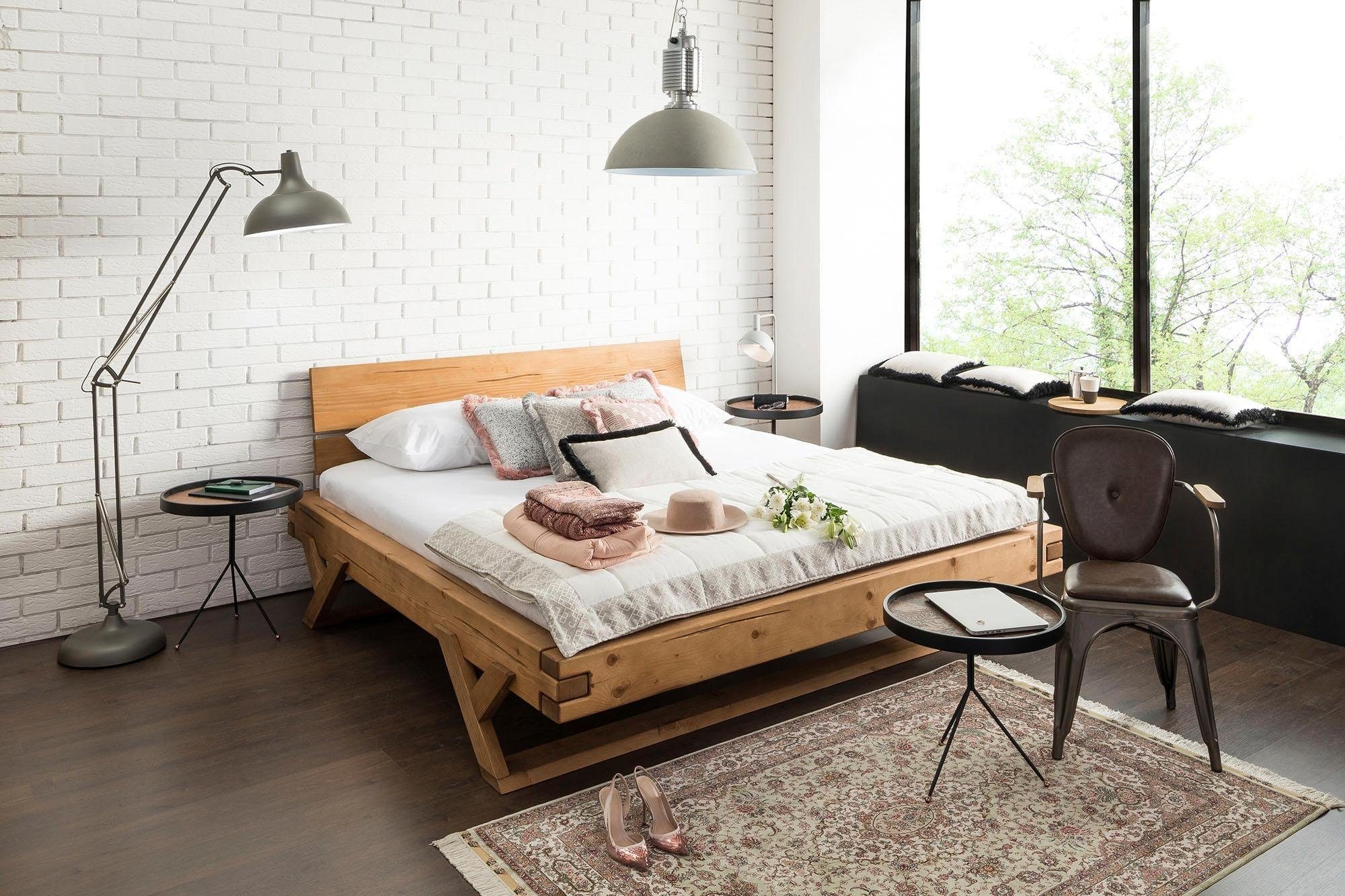 Image of SalesFever Massivholzbett "Eik: Elegantes Bett aus Massivholz" Tradition trifft Moderne: Unikates Balkenbett mit Y-Füssen