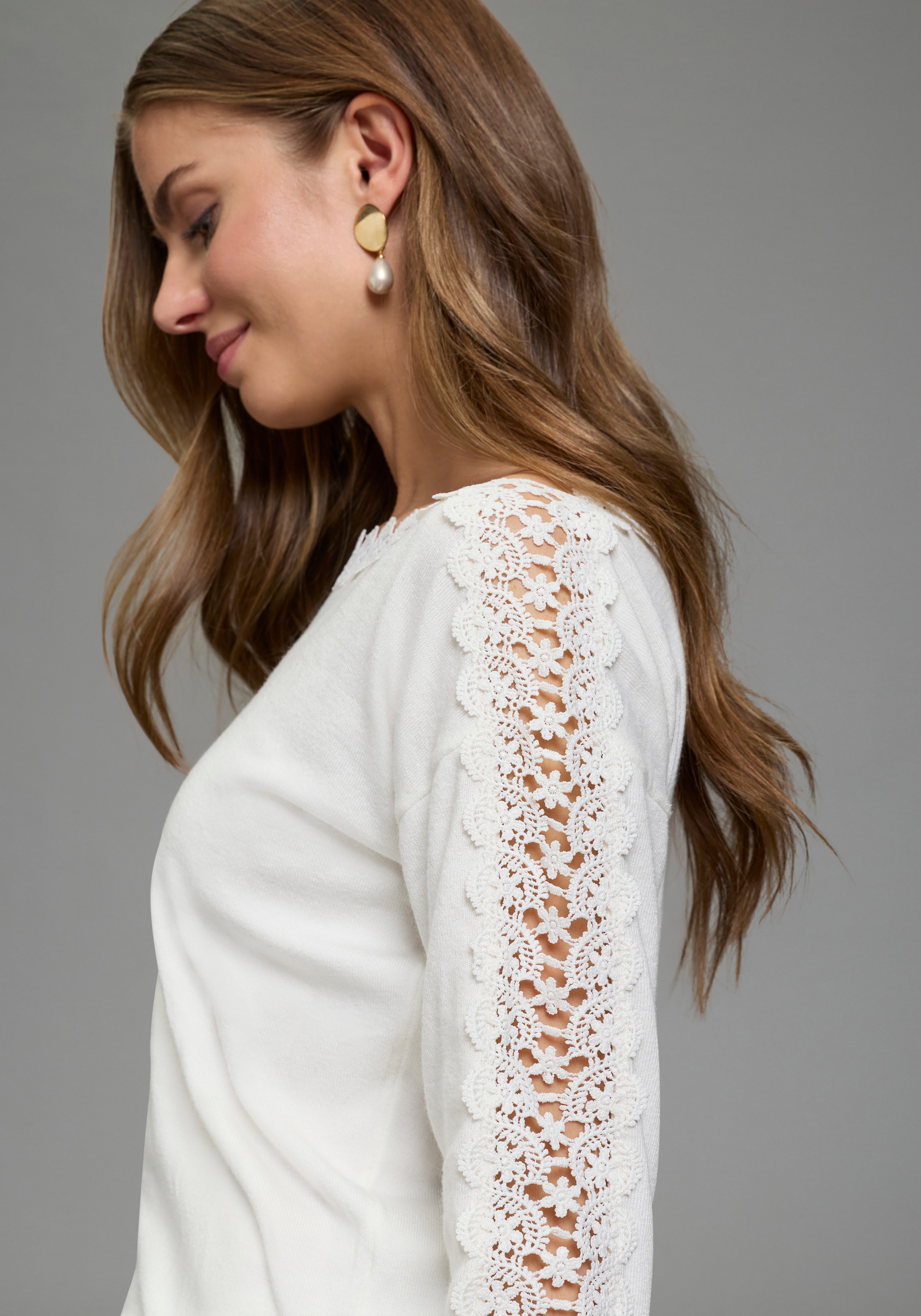 Laura Scott Strickpullover mit femininem Spitzeneinsatz aus Viskosemischung