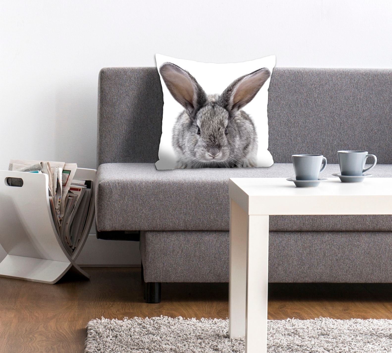 Image of queence Dekokissen "Sixten" mit einem flauschigen Hasen