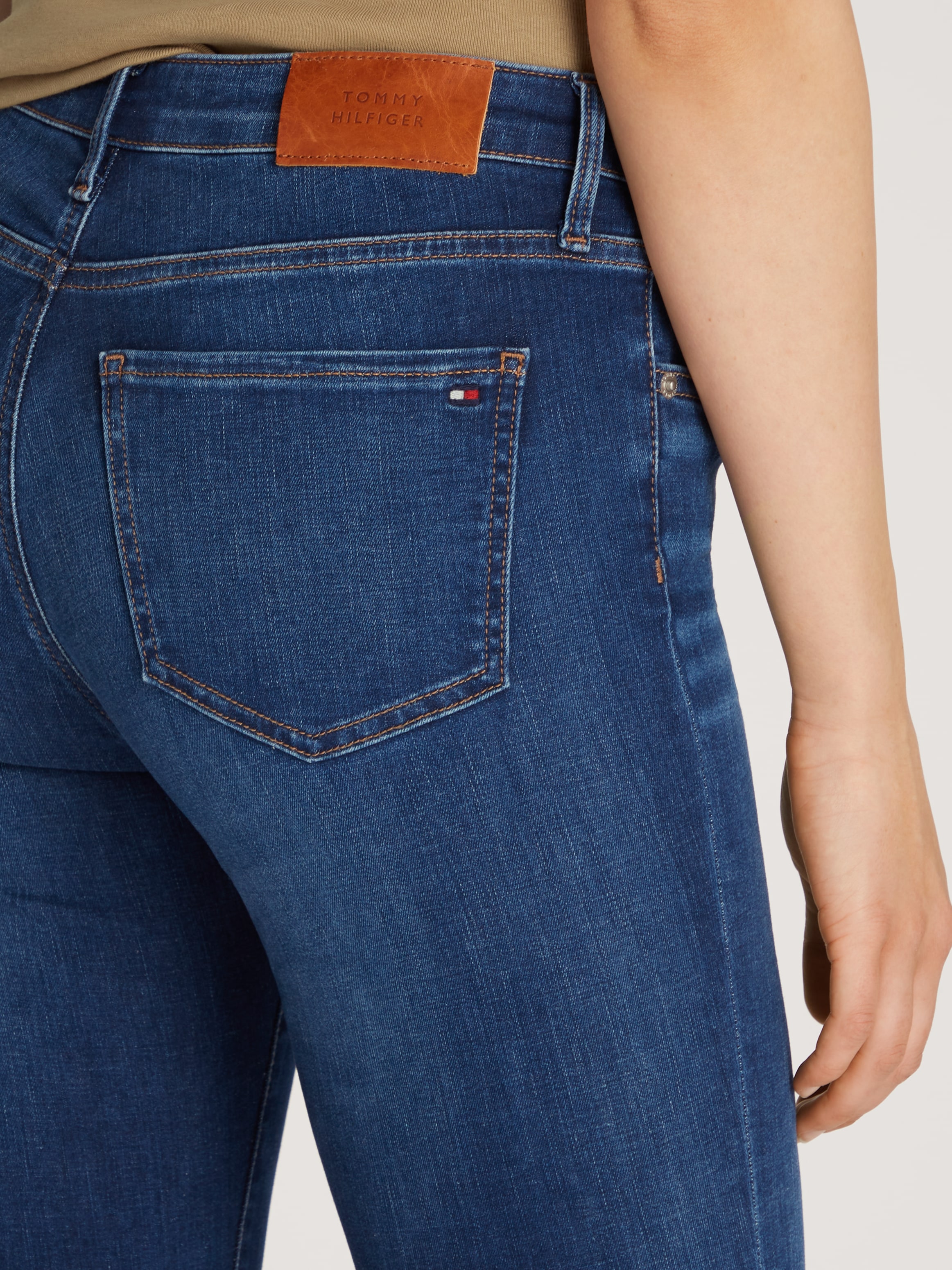Tommy Hilfiger Skinny-fit-Jeans »COMO Skinny RW ACE mit Logo-Badge und knöchellangem Schnitt«, casual, skinny fit, Denim, normaler Bundabschluss