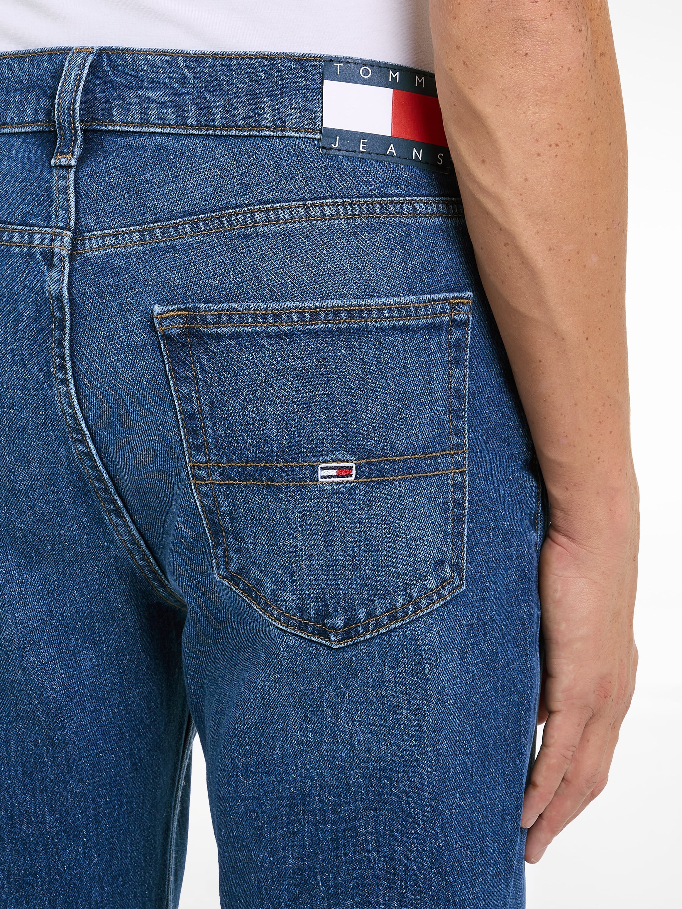 Tommy Jeans Regular-fit-Jeans »RYAN RGLR STRGHT«, mit Logoprägung
