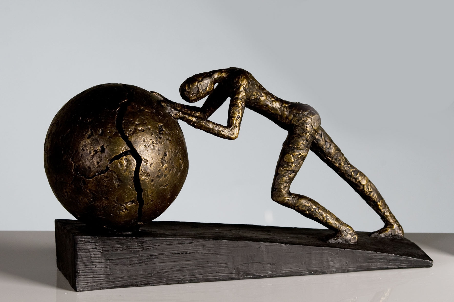 Casablanca by Gilde Dekofigur »Skulptur Heavy Ball«, Dekoobjekt, Höhe 22 cm,  mit Spruchanhänger, Wohnzimmer bequem kaufen