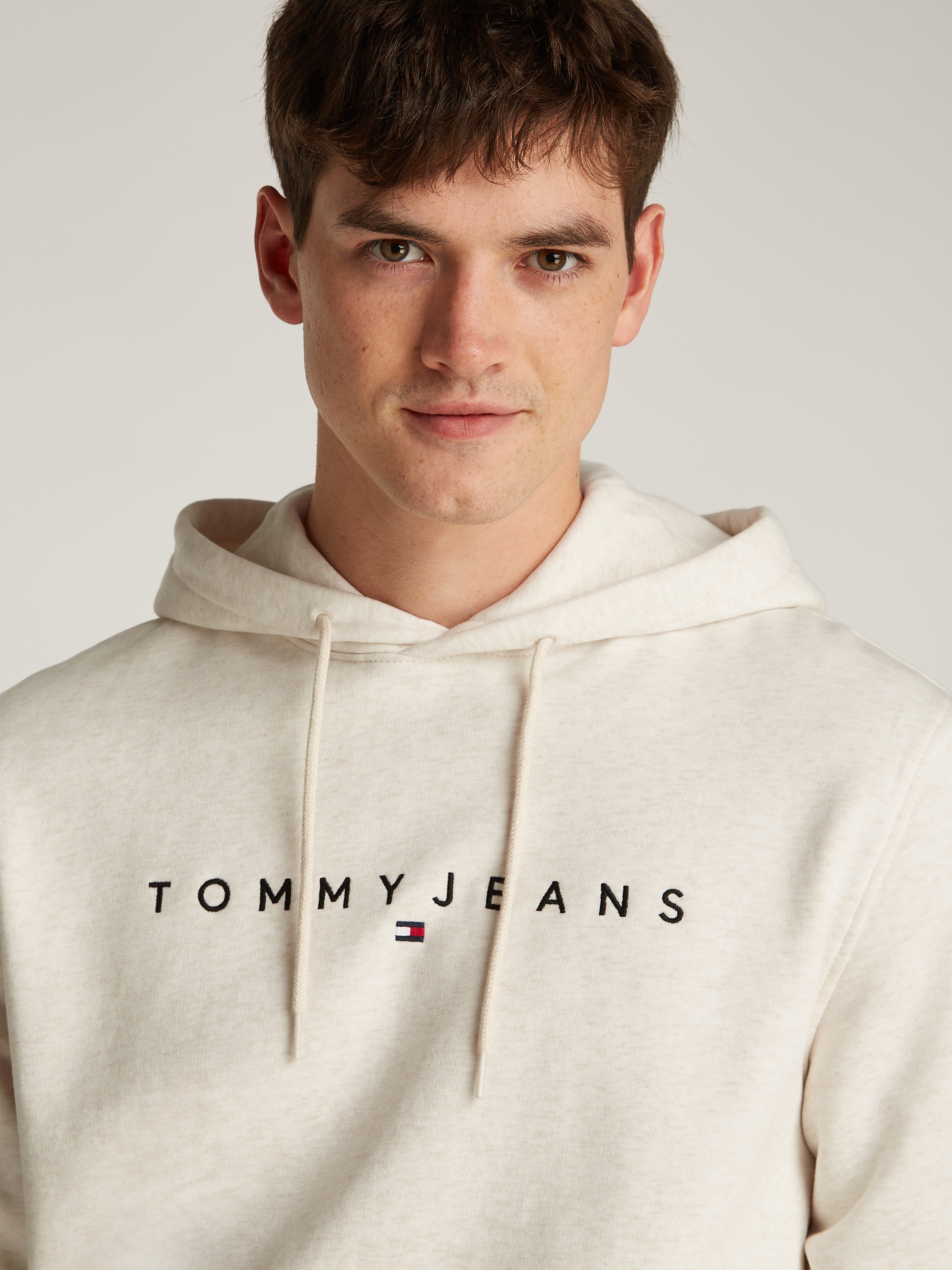 Tommy Jeans Hoodie »TJM REG LINEAR LOGO HOODIE EXT«, mit Logo-Stickerei