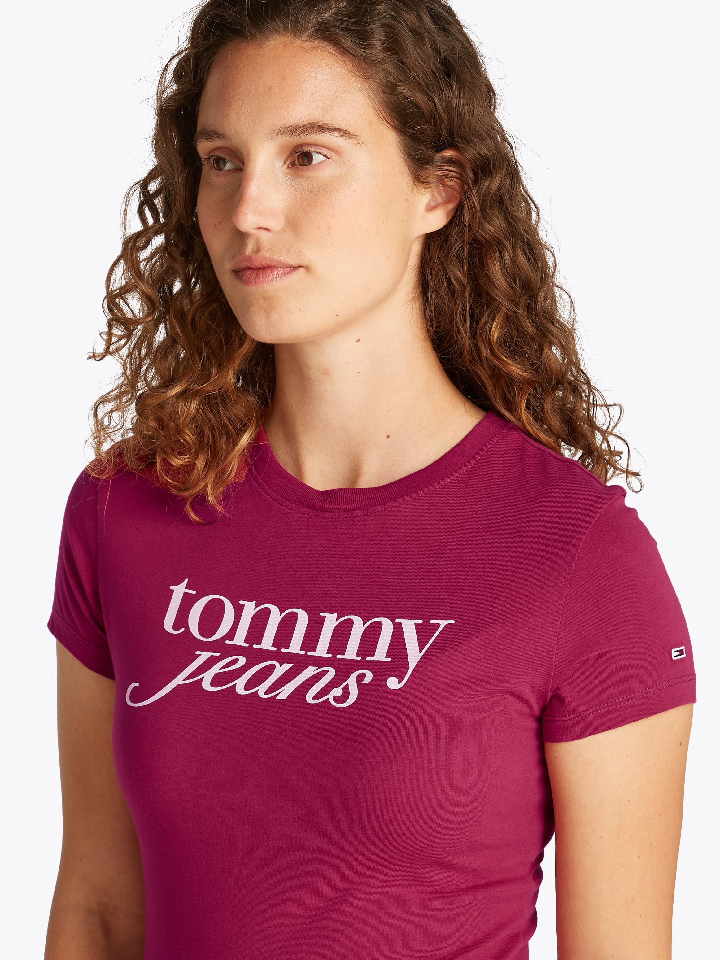 Tommy Jeans Curve Rundhalsshirt »Shirt TJW SLIM ESSENTIAL«, in Grossen Grössen, Logo-Print auf Brusthöhe, mit Logostickerei