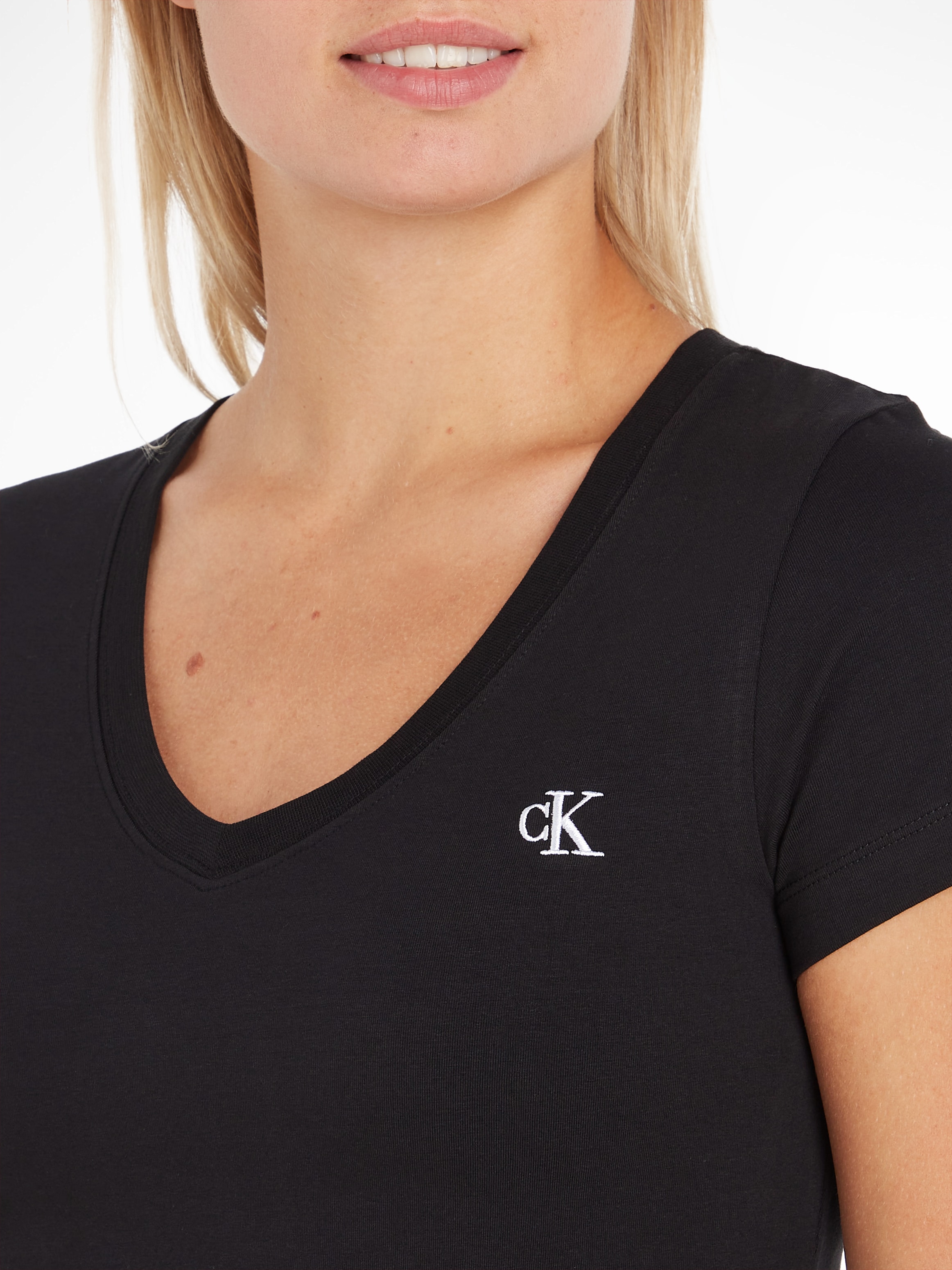 Calvin Klein Jeans V-Shirt »CK EMBROIDERY STRETCH V-NECK«, (1 tlg.), mit kleiner Calvin Klein Logo-Stickerei auf Brusthöhe