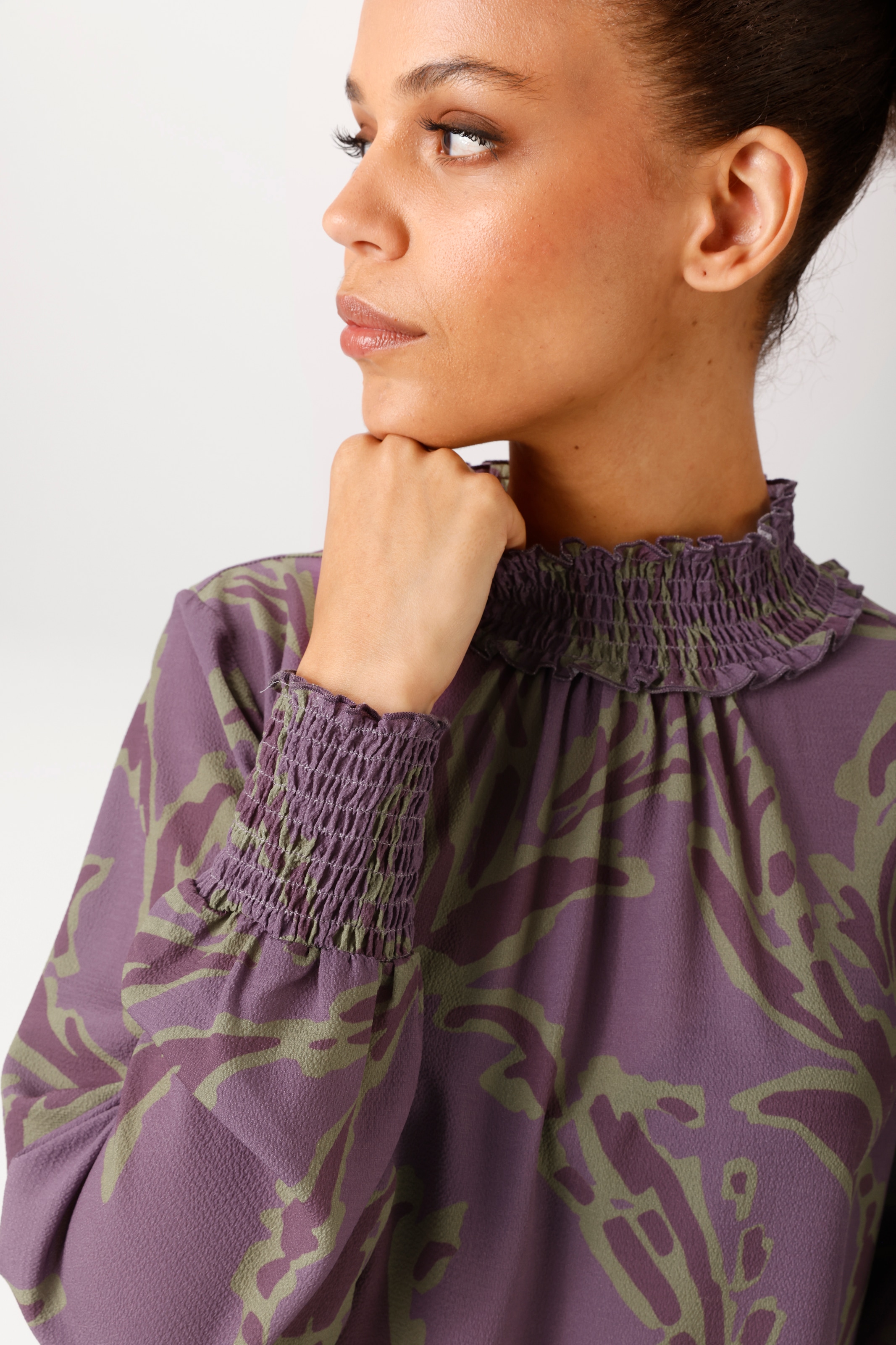 Aniston CASUAL Blouse à enfiler imprimé de grandes feuilles graphiques - NOUVELLE COLLECTION