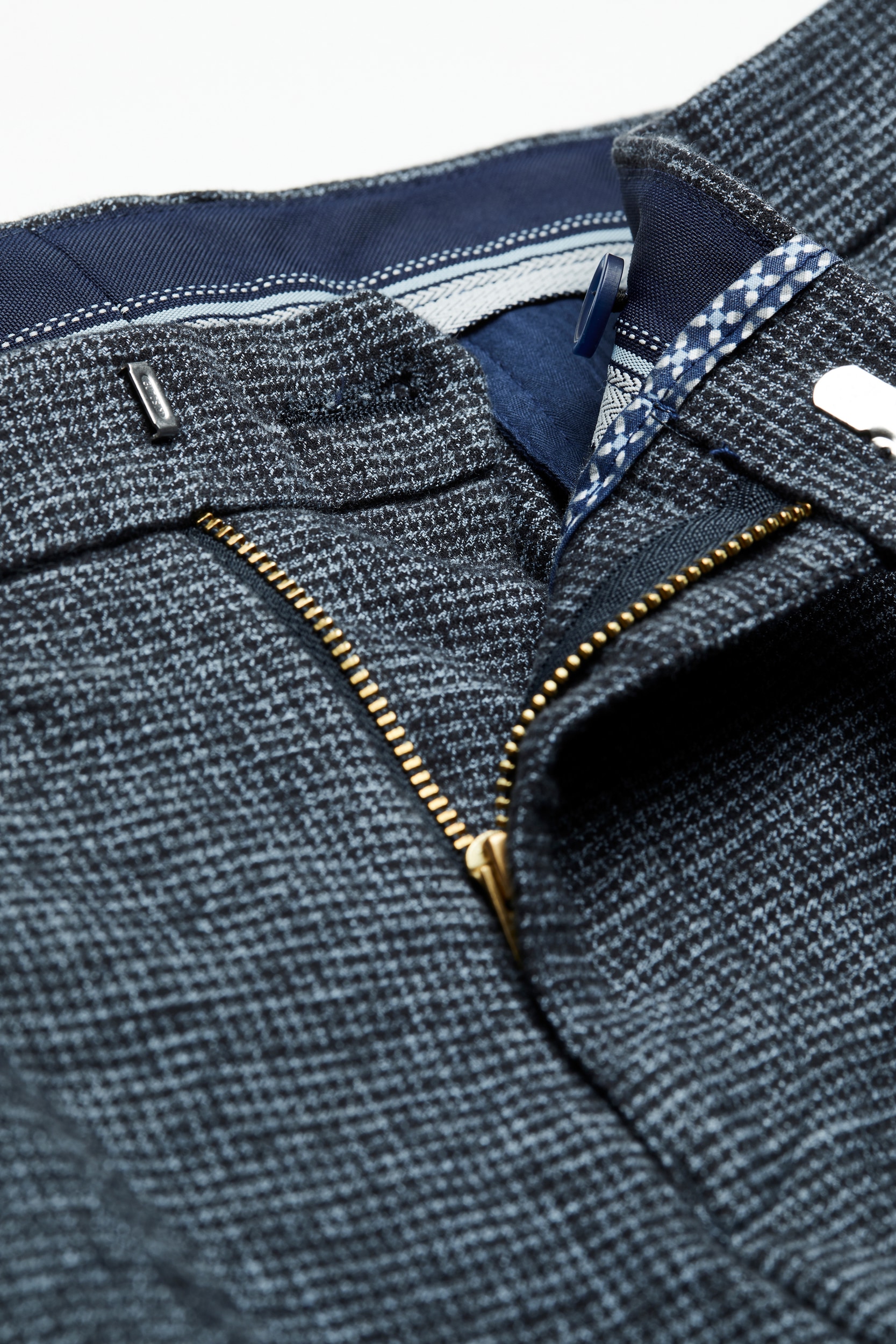 bugatti Chinohose, in einem angenehmen Modern Fit