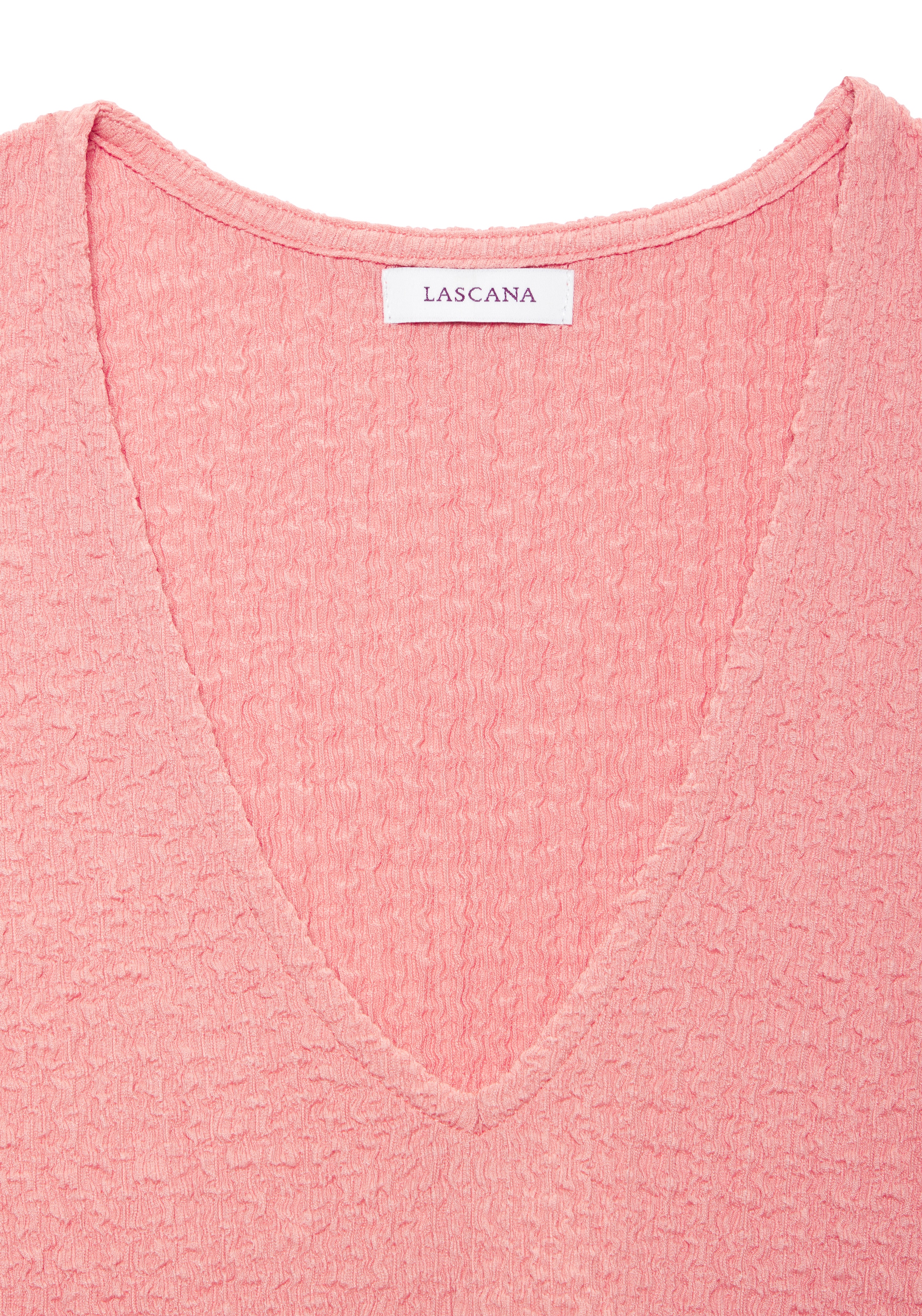 LASCANA Kurzarmshirt »aus modischer Strukturware mit V-Ausschnitt« bügelfreies Shirt, Sommershirt, figurbetontes T-Shirt, V-Shirt