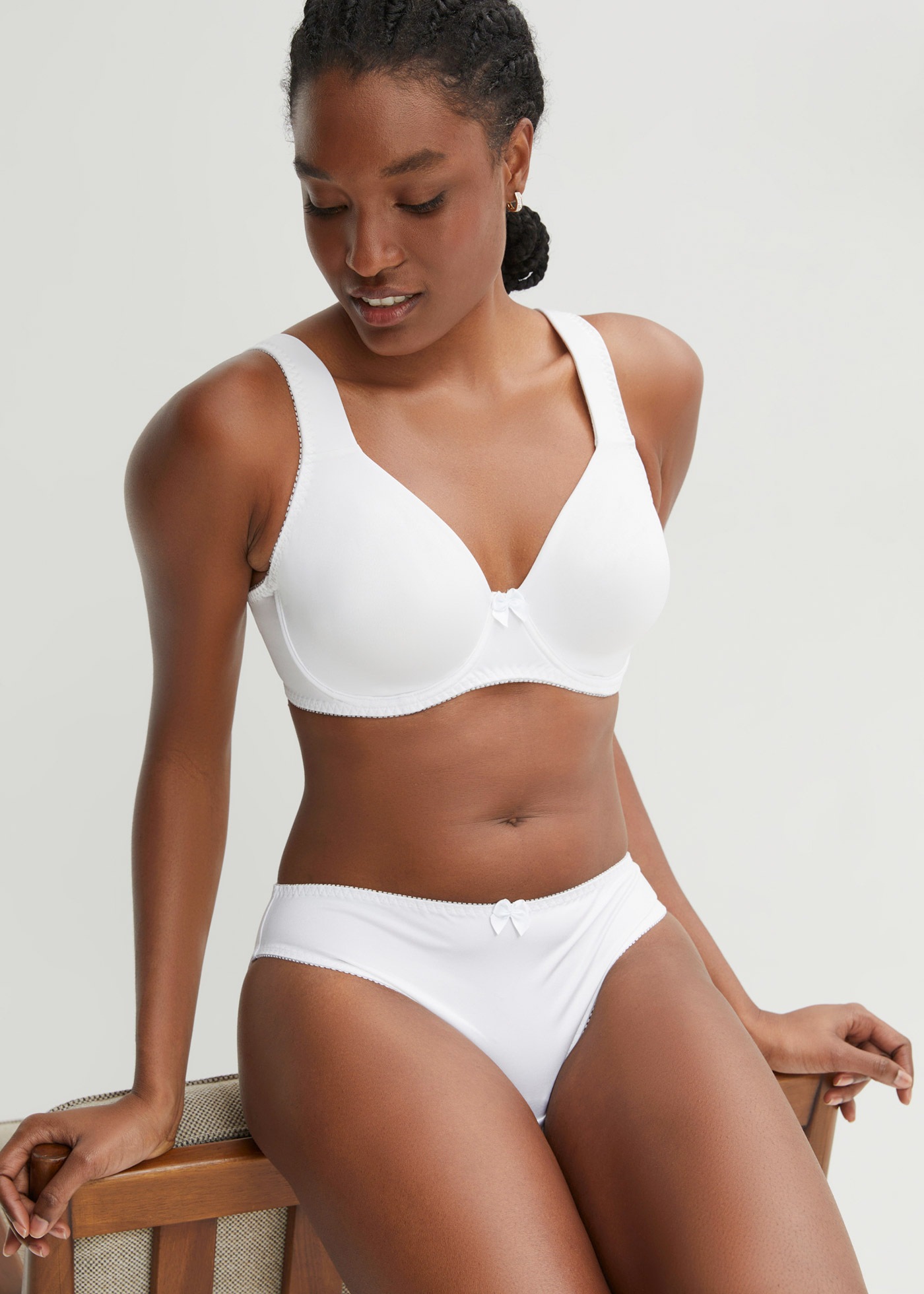 bonprix Soutien-gorge invisible »T-Shirt BH mit Bügel und Glanzeffekt (2er Pack)« Packung, 2, 2 cuis mit Bügel, glänzendes Material, aus Polyamid und Elasthan