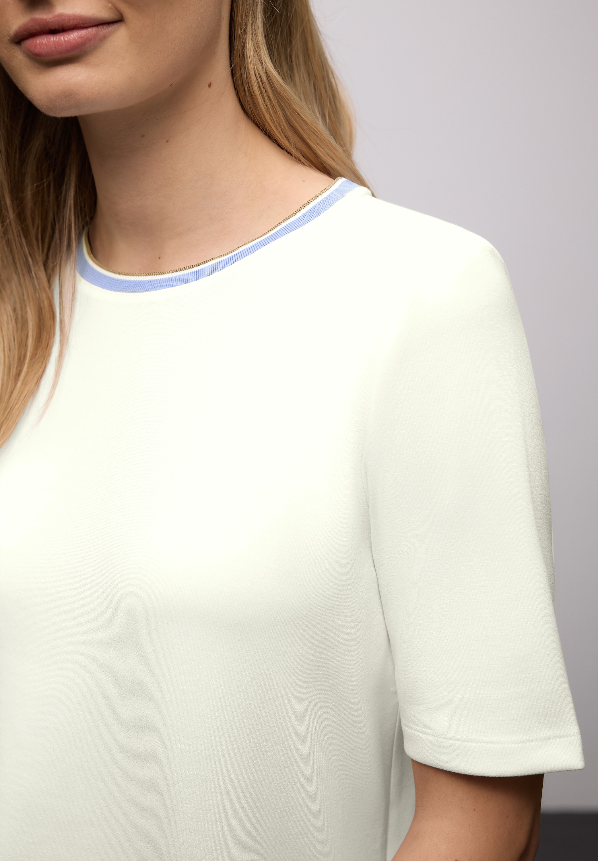 STREET ONE Shirt à col rond mit Kontrastdetail am Rundhalsausschnitt