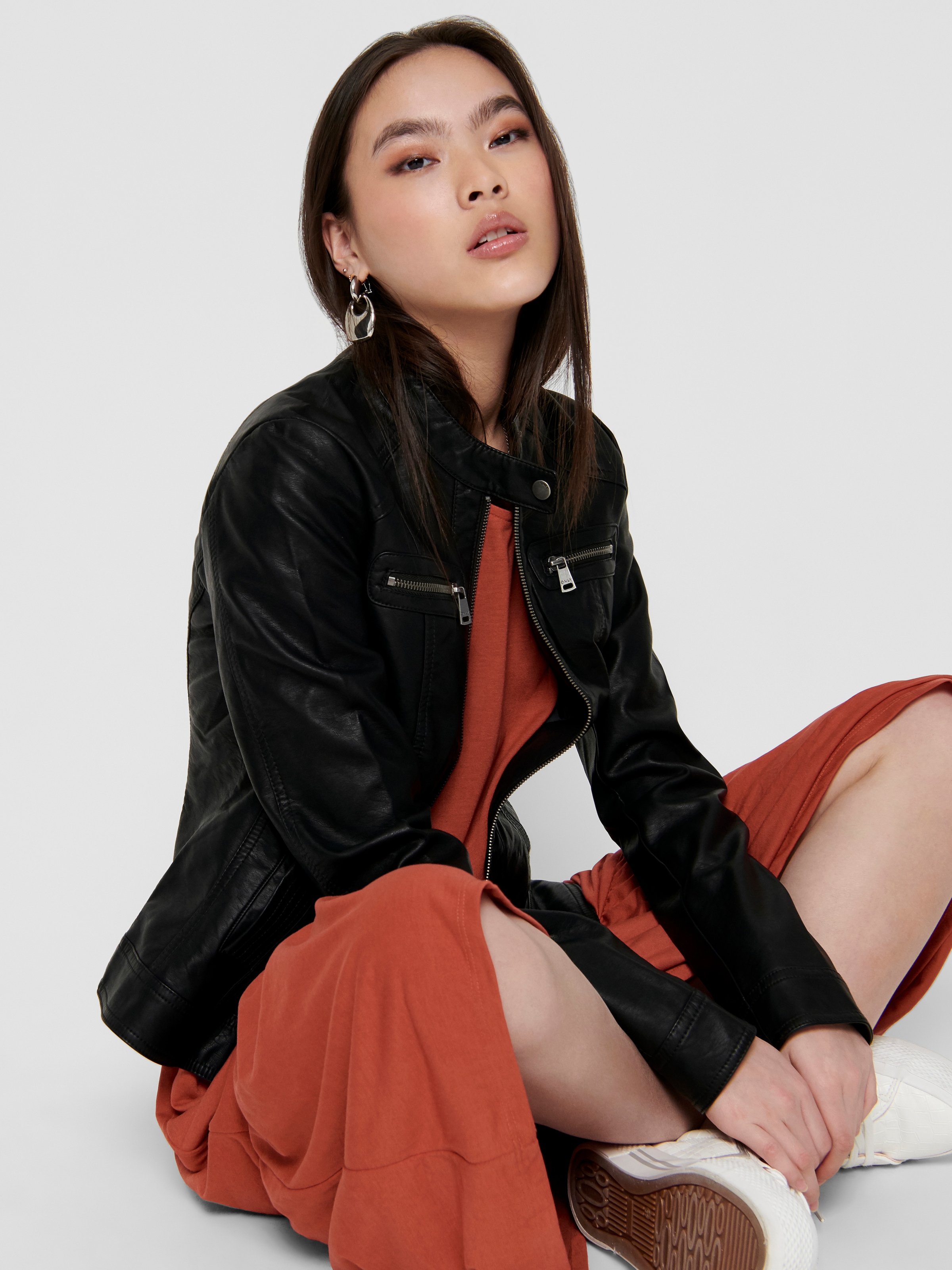 ONLY Lederimitatjacke »ONLBANDIT – Bikerjacke mit figurbetonter Form und Reissverschlüssen« unifarben, modisch, figurbetont, Lederimitat, Stehkragen