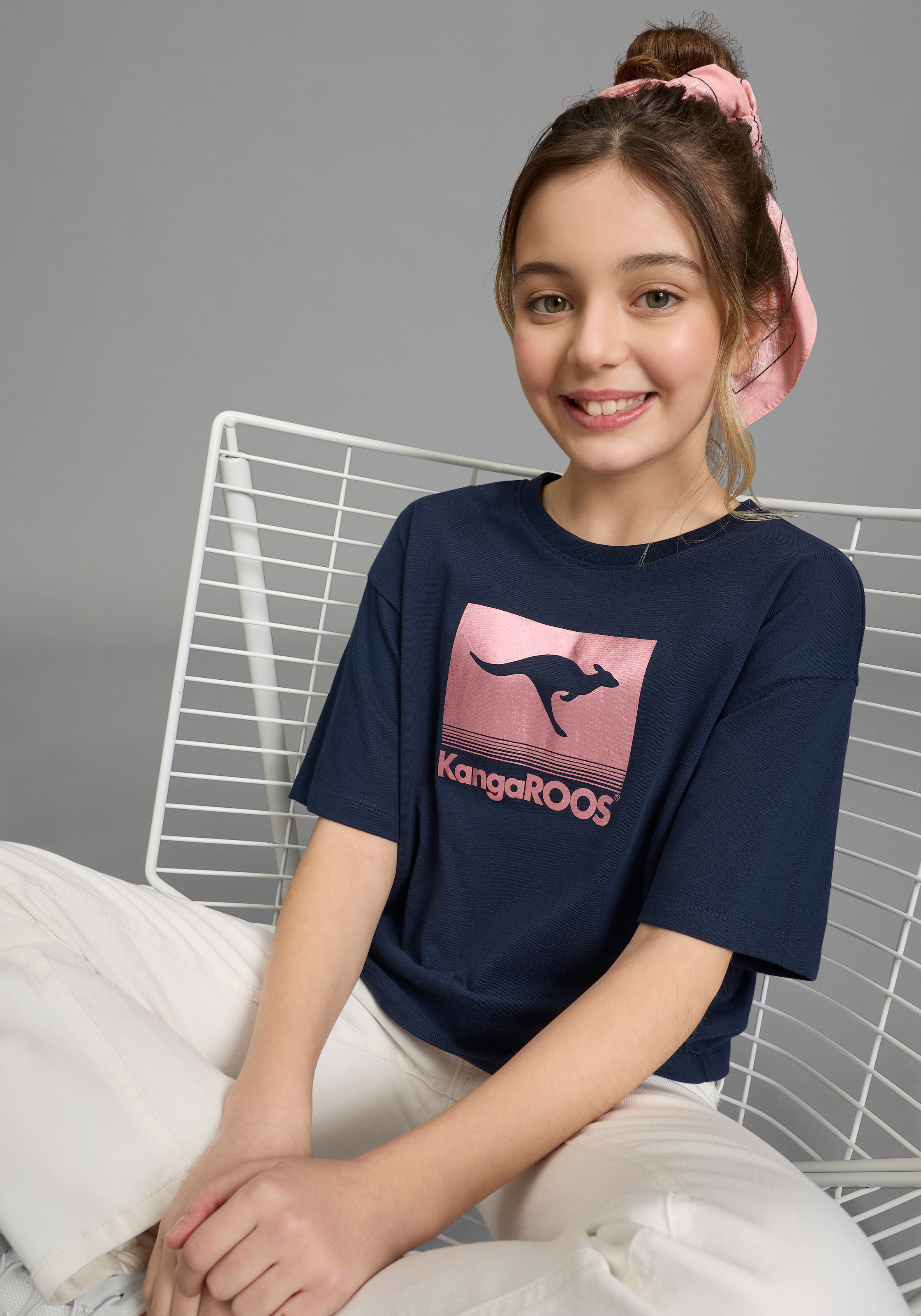 Image of KangaROOS T-Shirt "Kurze Form mit Folienprint für Mädchen" bequeme Passform, Kurzarm, mit modischem Druck, aus Baumwolle