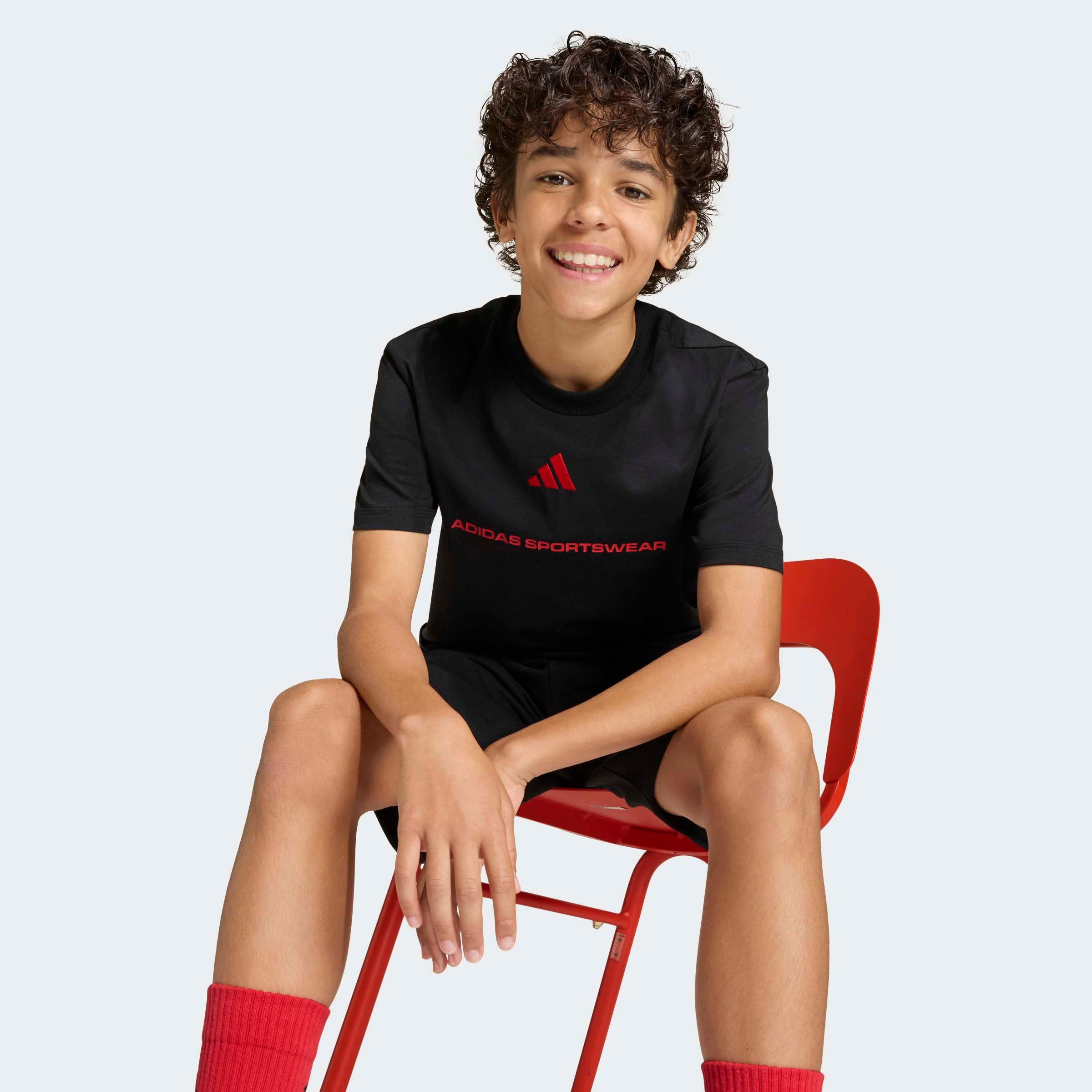 adidas Sportswear T-shirt »ADIDAS SLOGAN SINGLE JERSEY« sportlicher Stil, kurze Ärmel, elastisches Material, mit Slogan