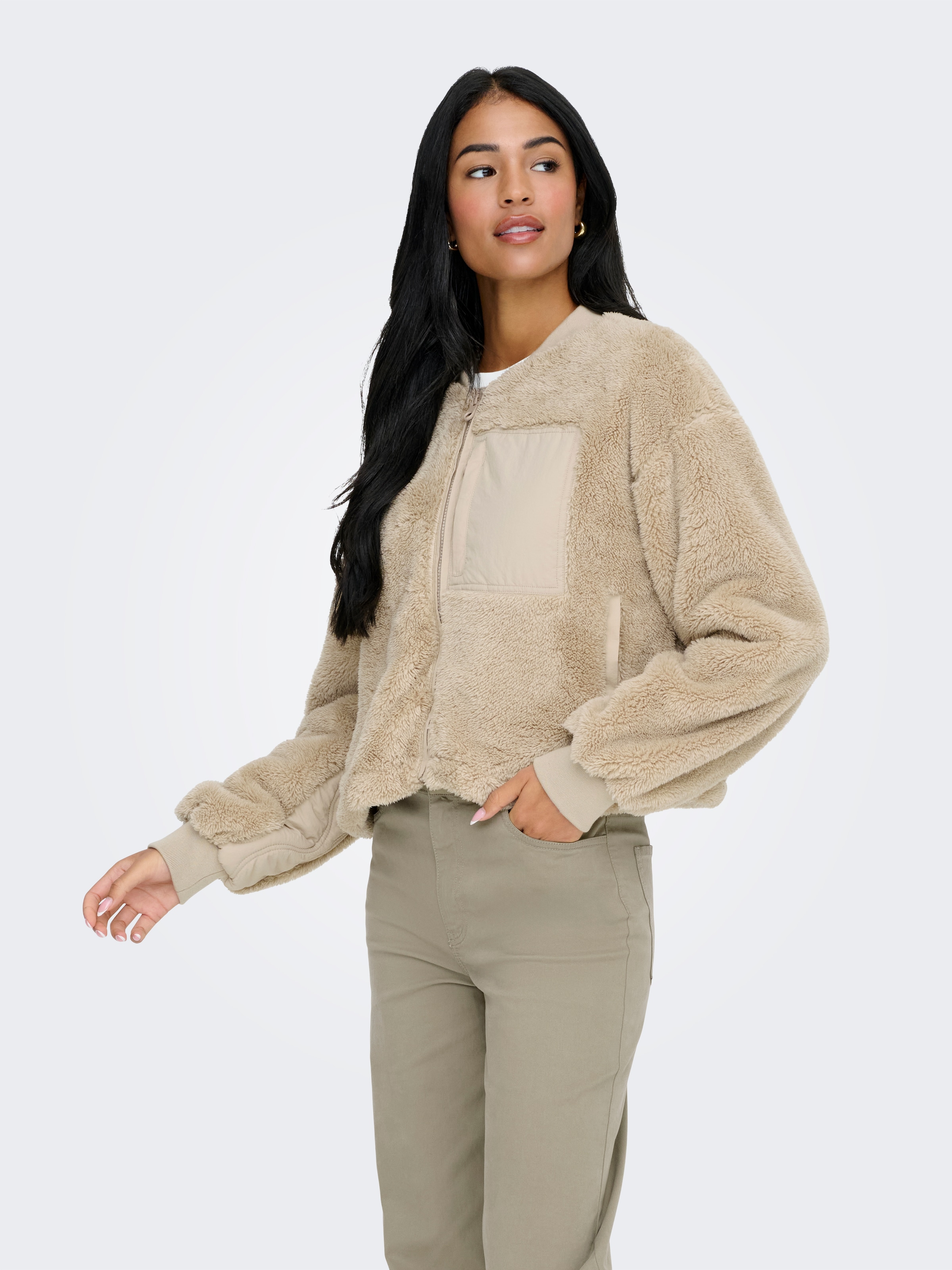 ONLY Plüschjacke »ONLANNA CONTACT LIFE SHORT JACKET CC OTW« Brusttasche mit Reissverschluss