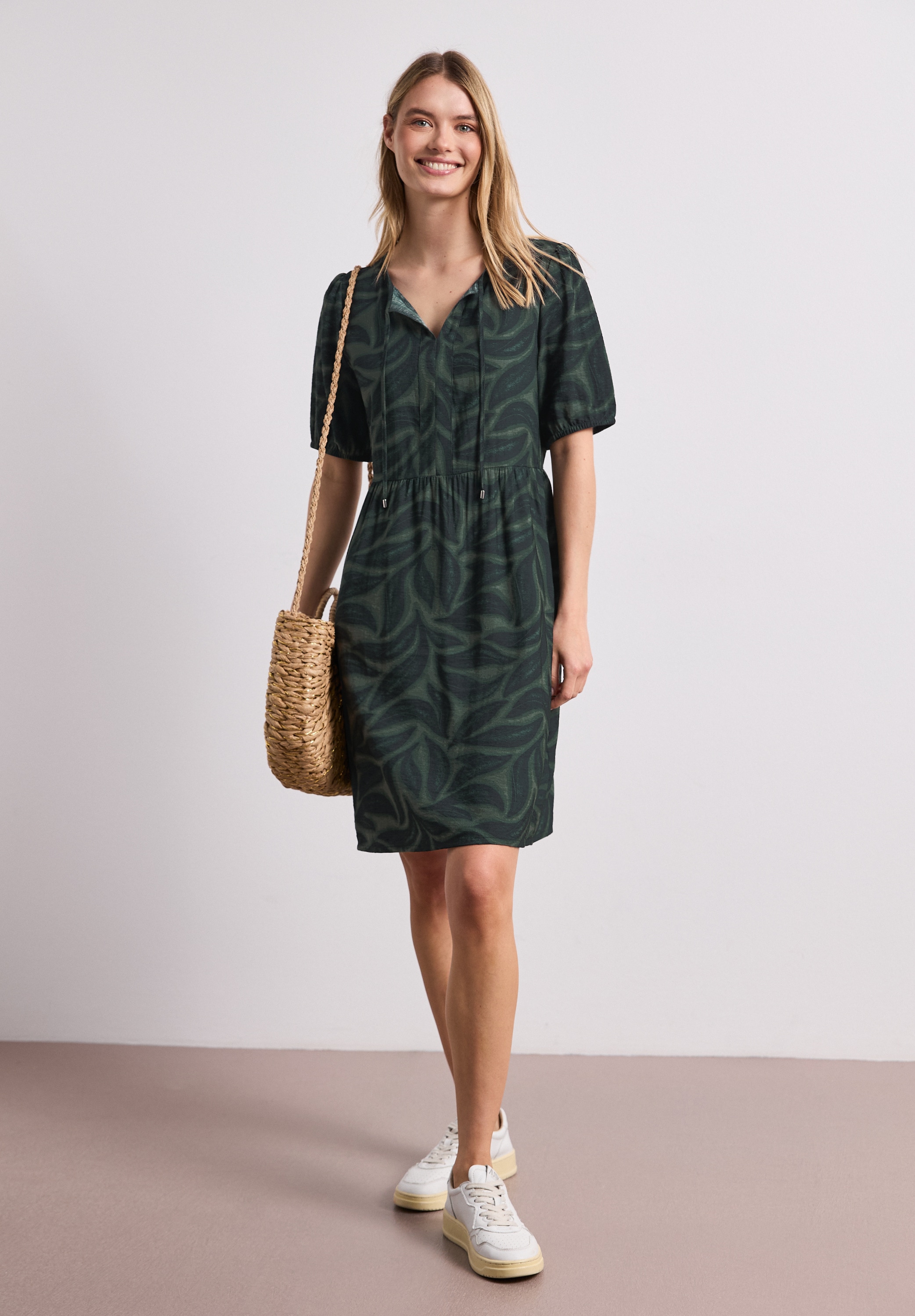Image of STREET ONE Sommerkleid Ohne Taschen Sommerkleid mit Split Neck und Allover-Print/Blätter-Design