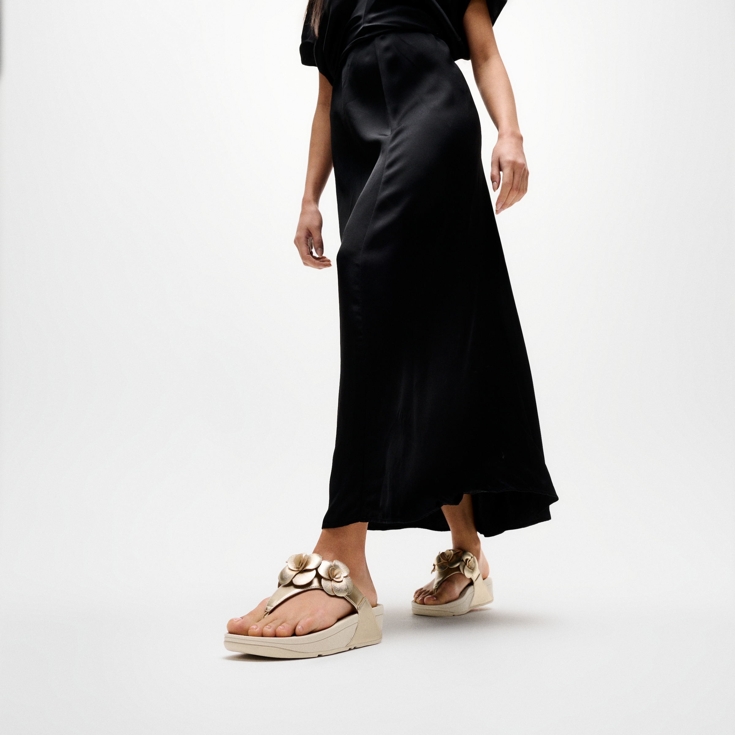 Fitflop Dianette »LULU FLOWER TOE-POST SANDALS«  Compensé, tongs, chaussure d'été avec décoration florale tendance