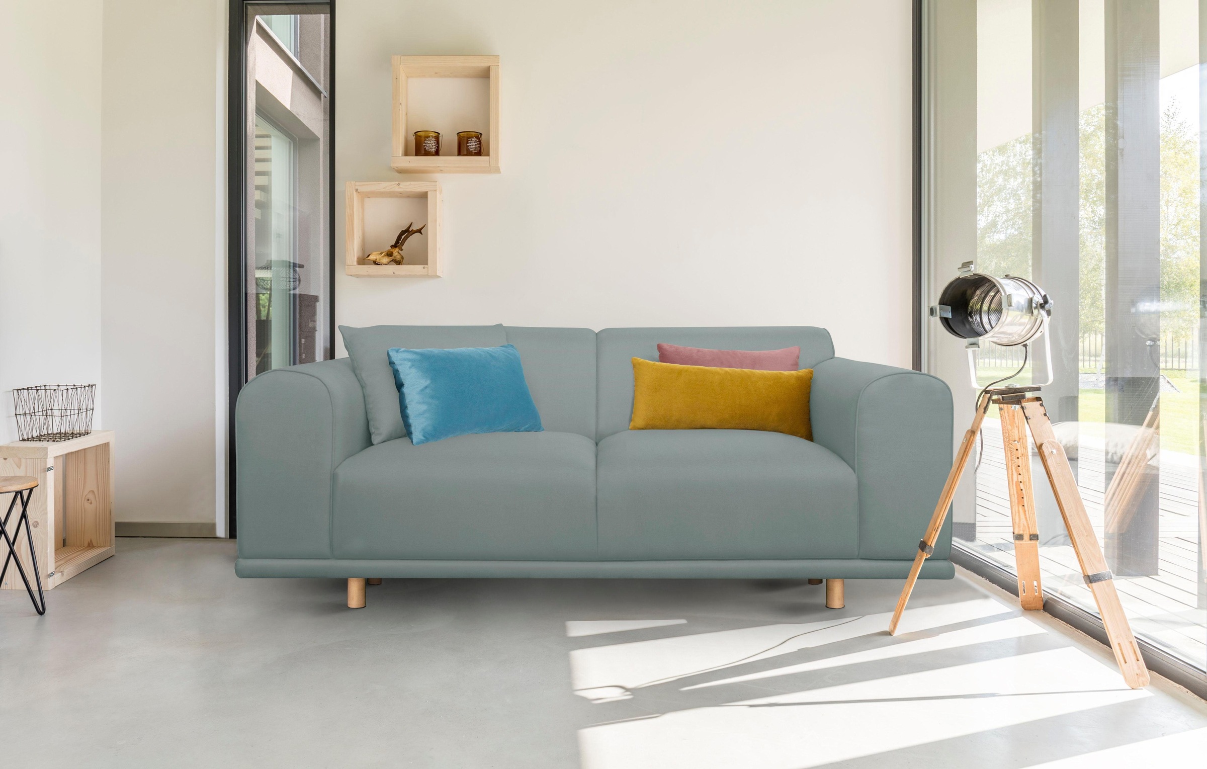Image of GOODproduct 2-Sitzer "Maroon" in skandinavischem Design, mit losen Kissen