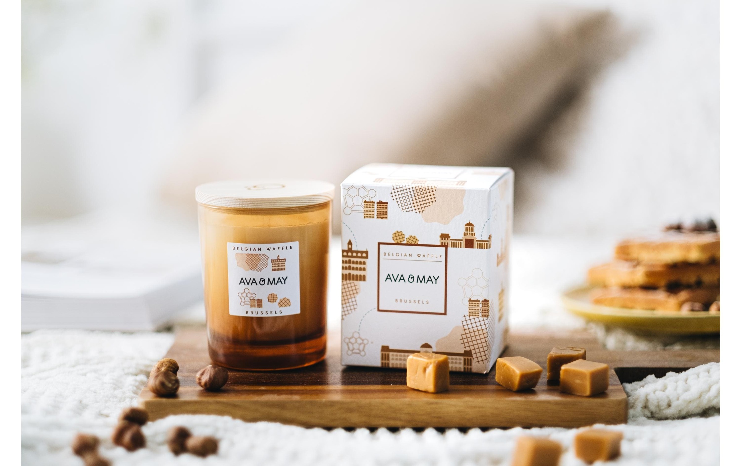 AVA & MAY Duftkerze »Belgian Waffle 180 g«, Holzart: Buche (Schweden)