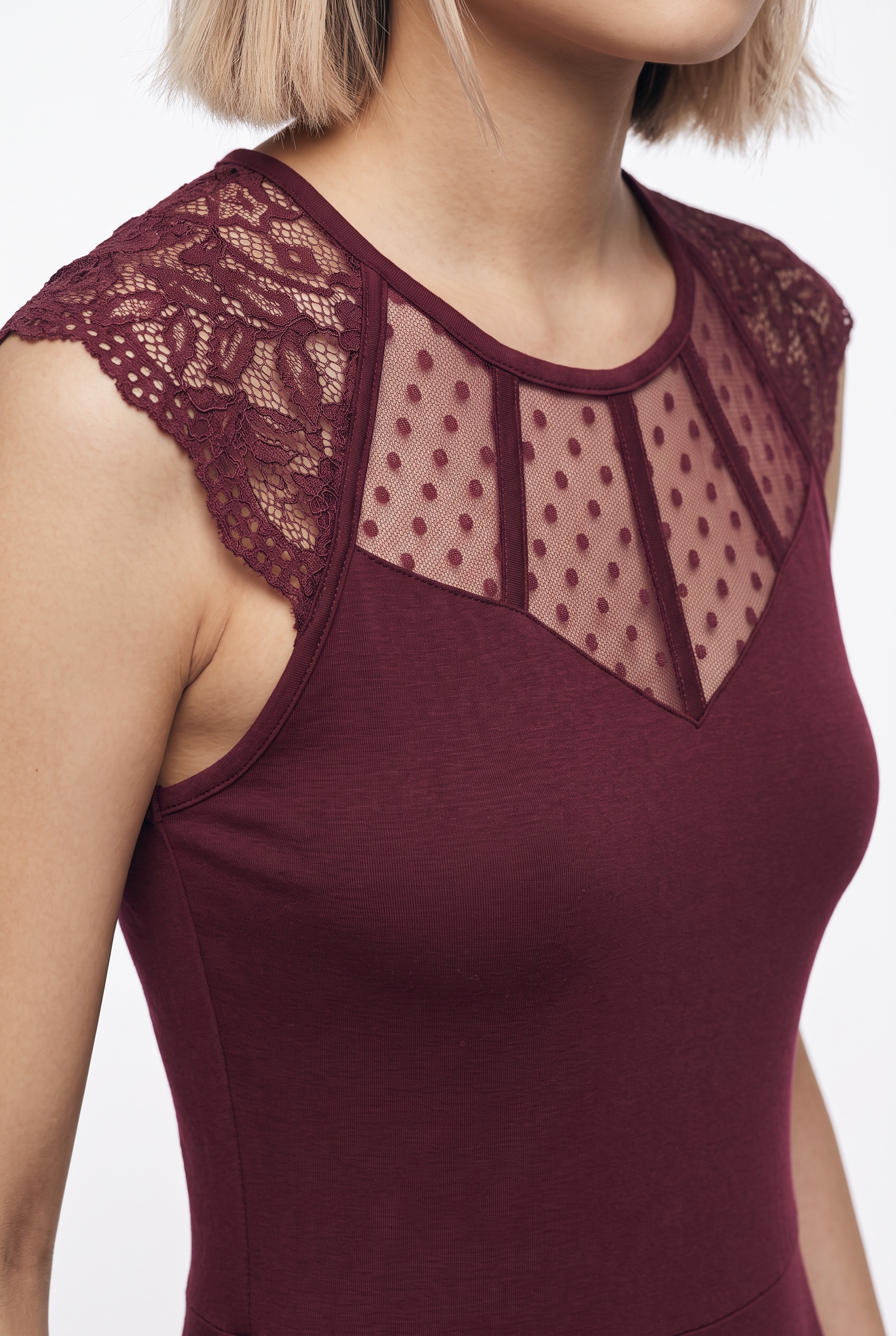 ONLY Robe en dentelle »ONLEMILIE S/L FIT AND FLARED DRES CS JRS« mélange viscose, coupe régulière