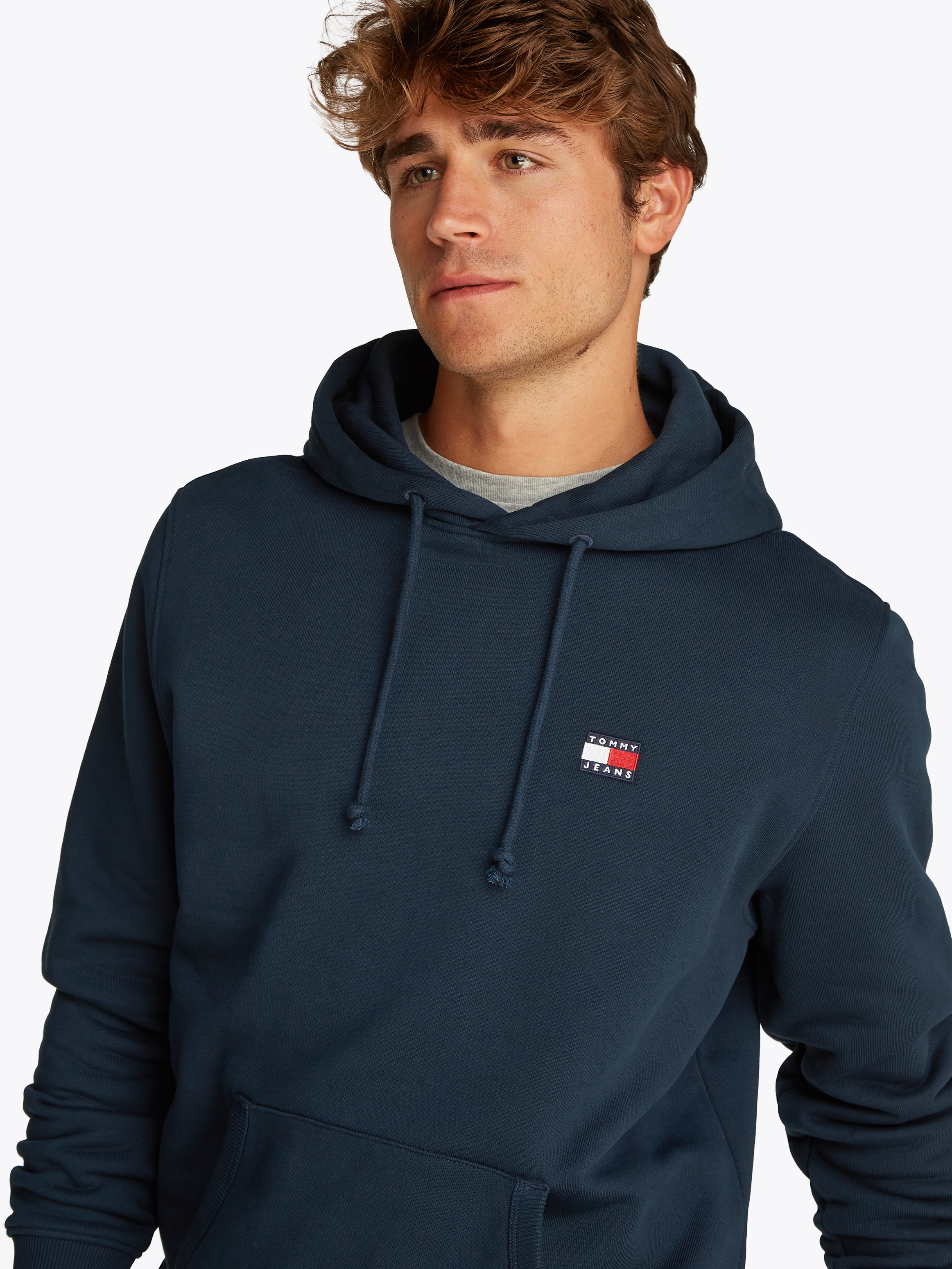 Tommy Jeans Hoodie »TJM REG BADGE HOODIE EXT«, Mit Rundhalsausschnitt