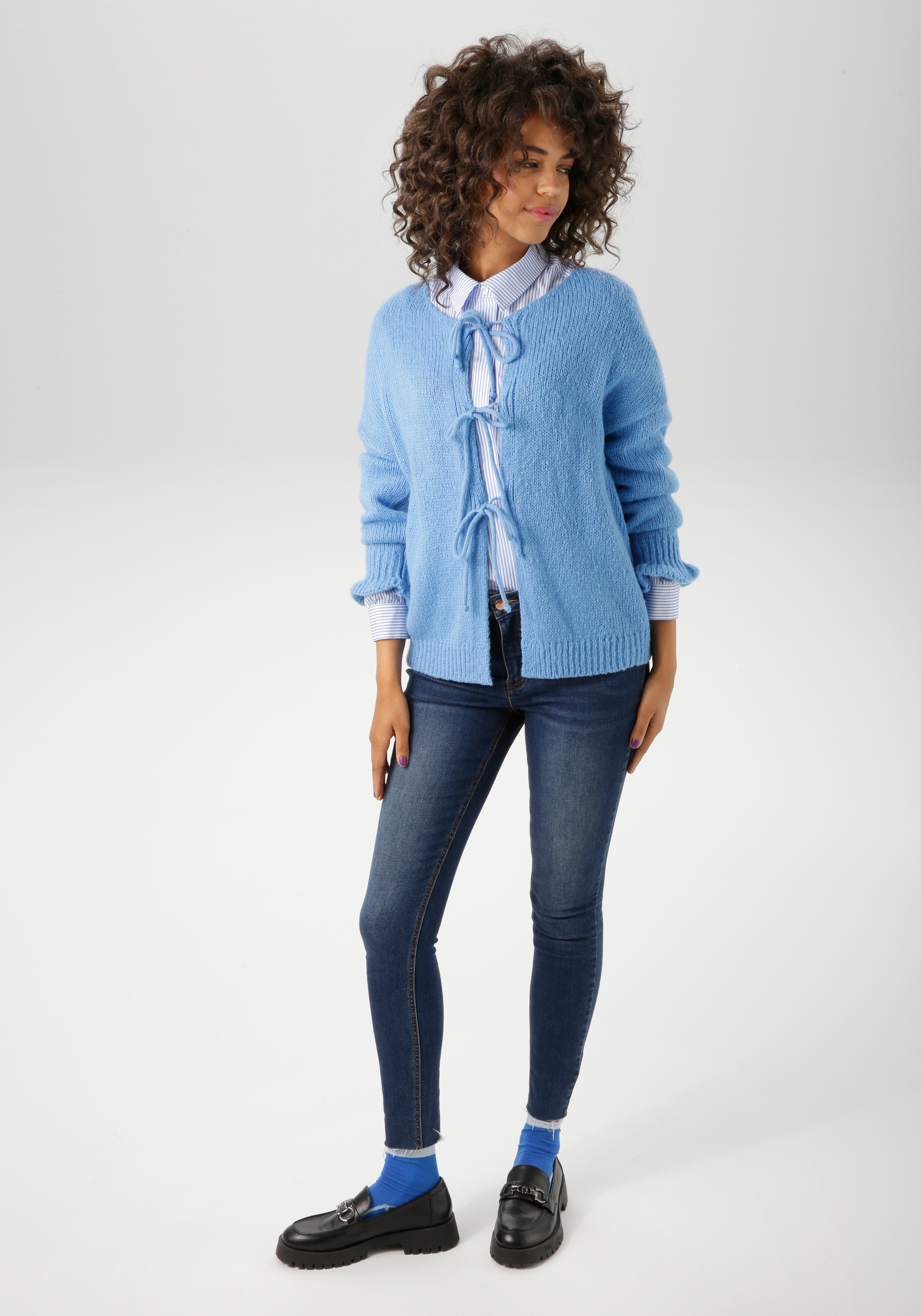 Aniston CASUAL Strickjacke, mit trendigen Bindebändern zu schliessen - NEUE KOLLEKTION