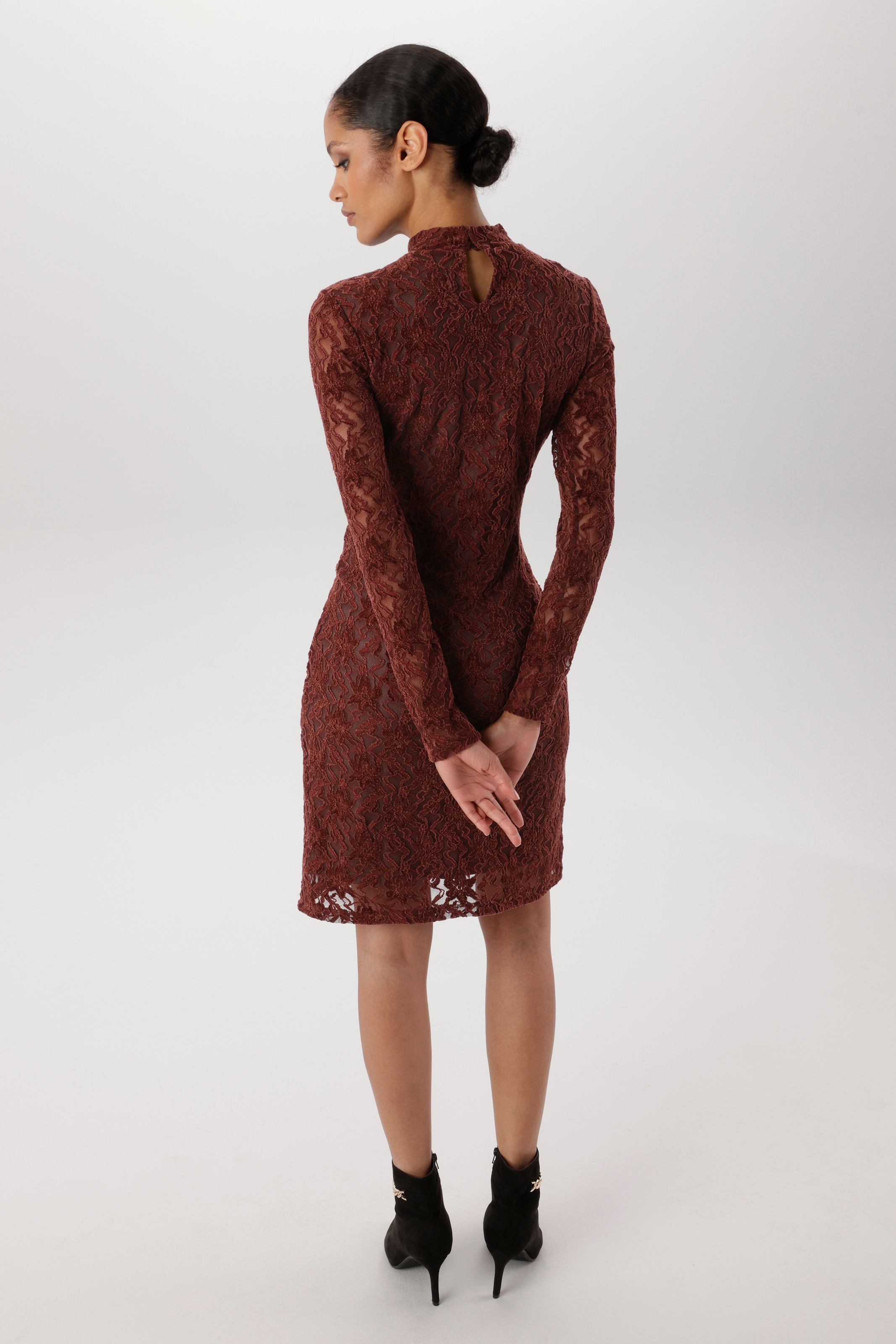 Aniston SELECTED Robe en dentelle avec manches transparentes - NOUVELLE COLLECTION