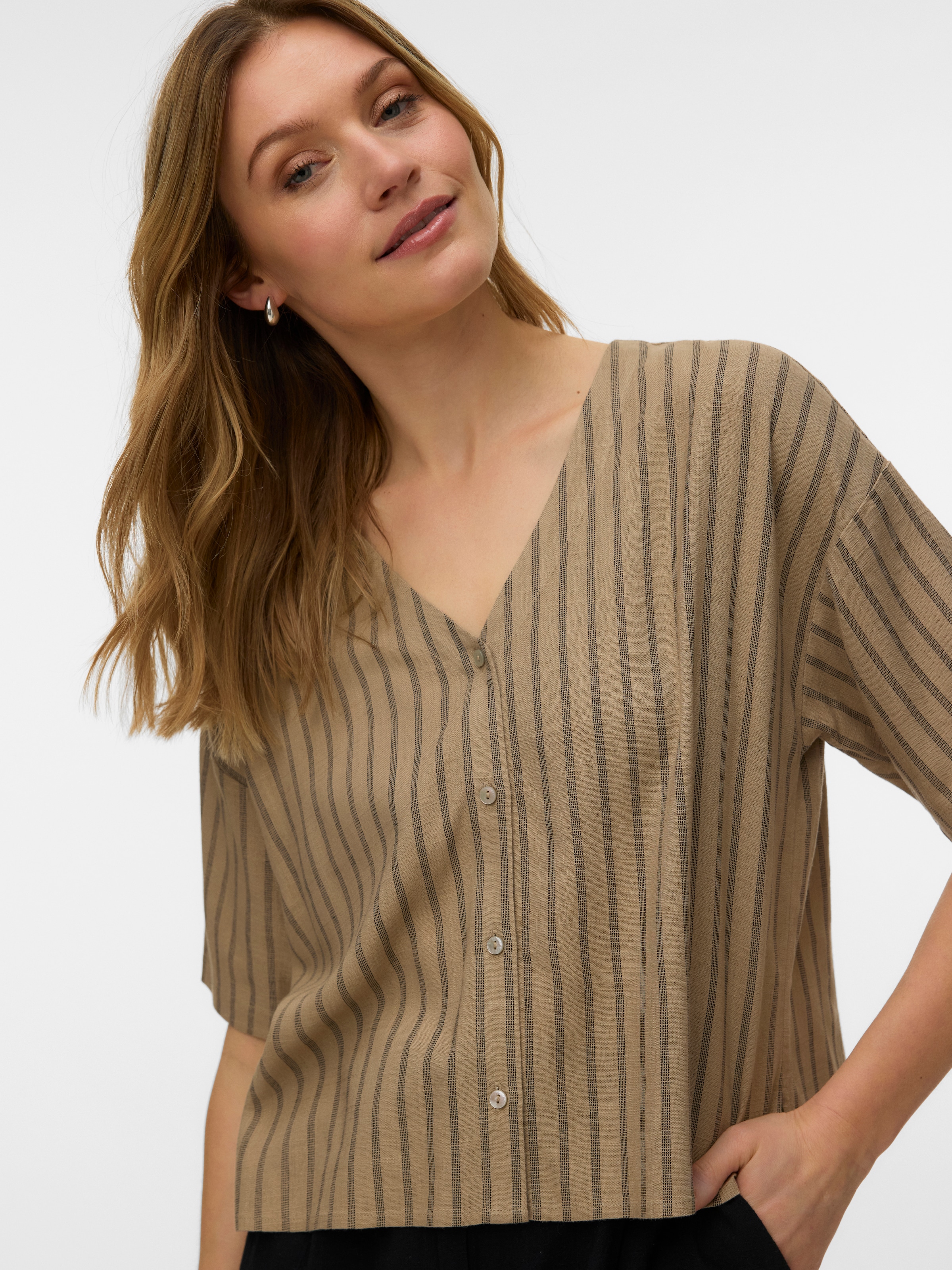 Image of Vero Moda Kurzarmbluse "VMROSIE 2/4 V-NECK SHIRT NOOS" Viskosemischung. mit Leinen, Kurzarm