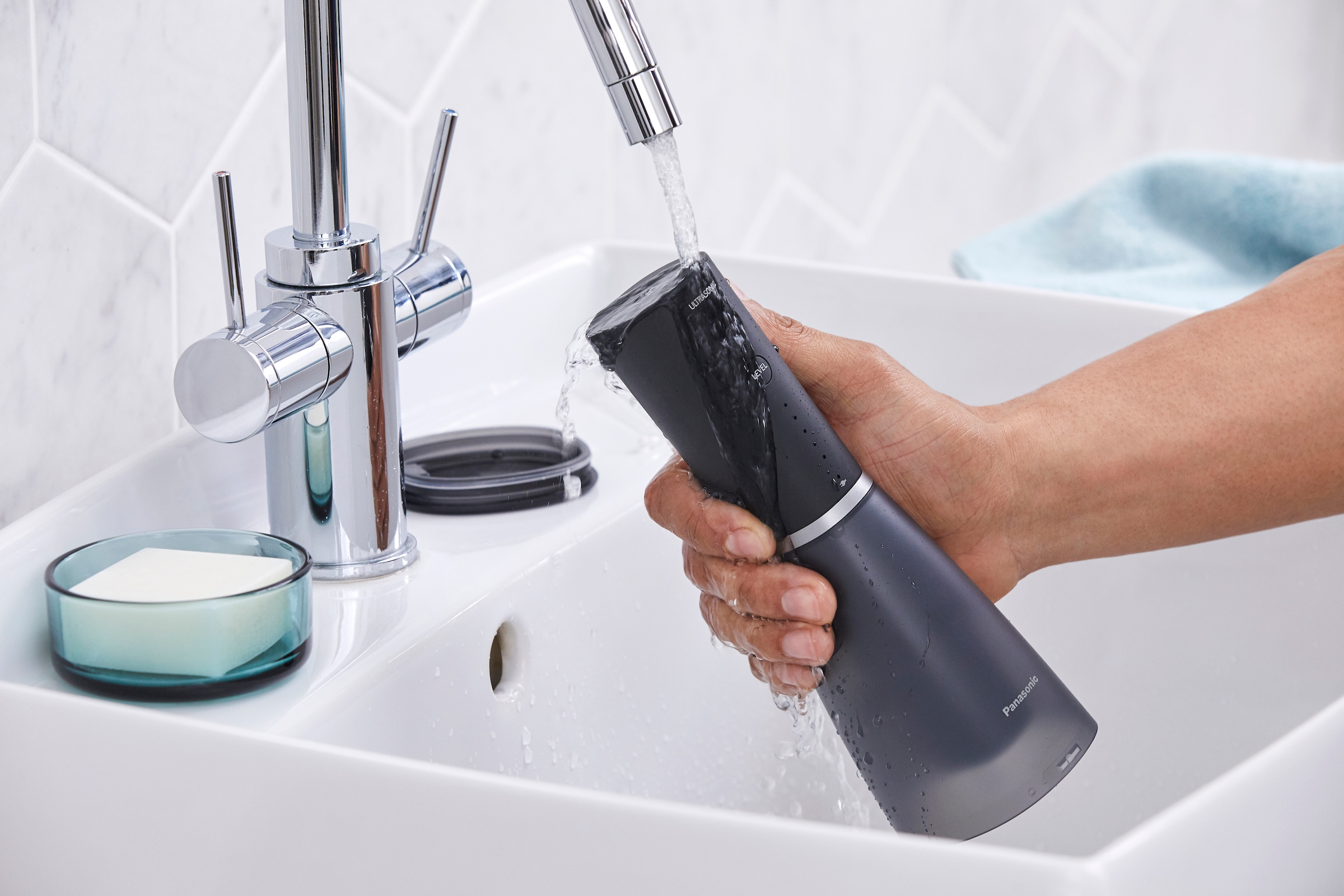 Panasonic Douche buccale »EW-DJ86-K503« 2 cuis Aufsätze Kabellos, Ultraschall-Technologie, Schnellladen durch USB-C, 5 Stufen