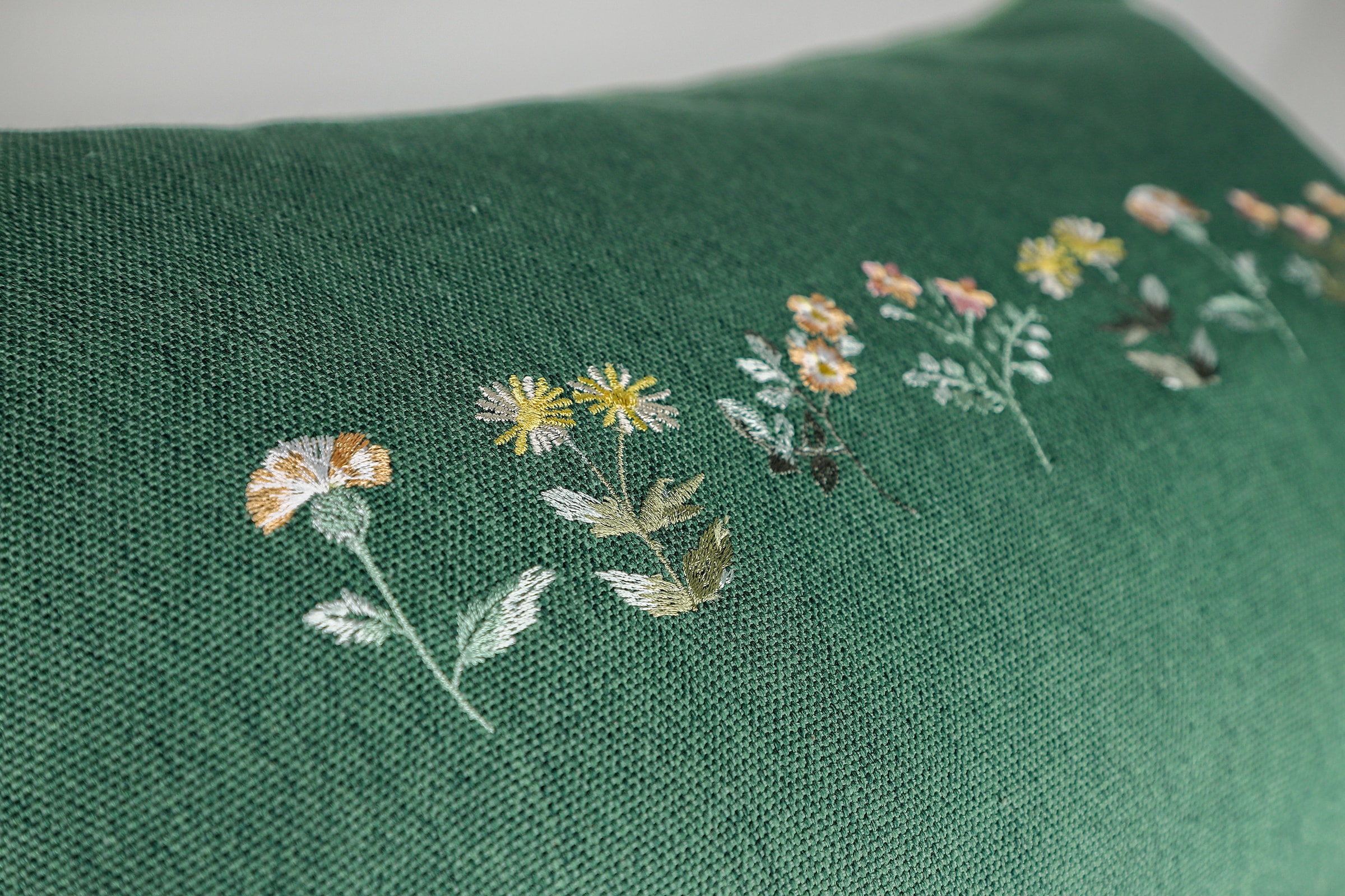 TOM TAILOR HOME Kissenbezug »Meadow« Blickfang mit Blumenstickerei