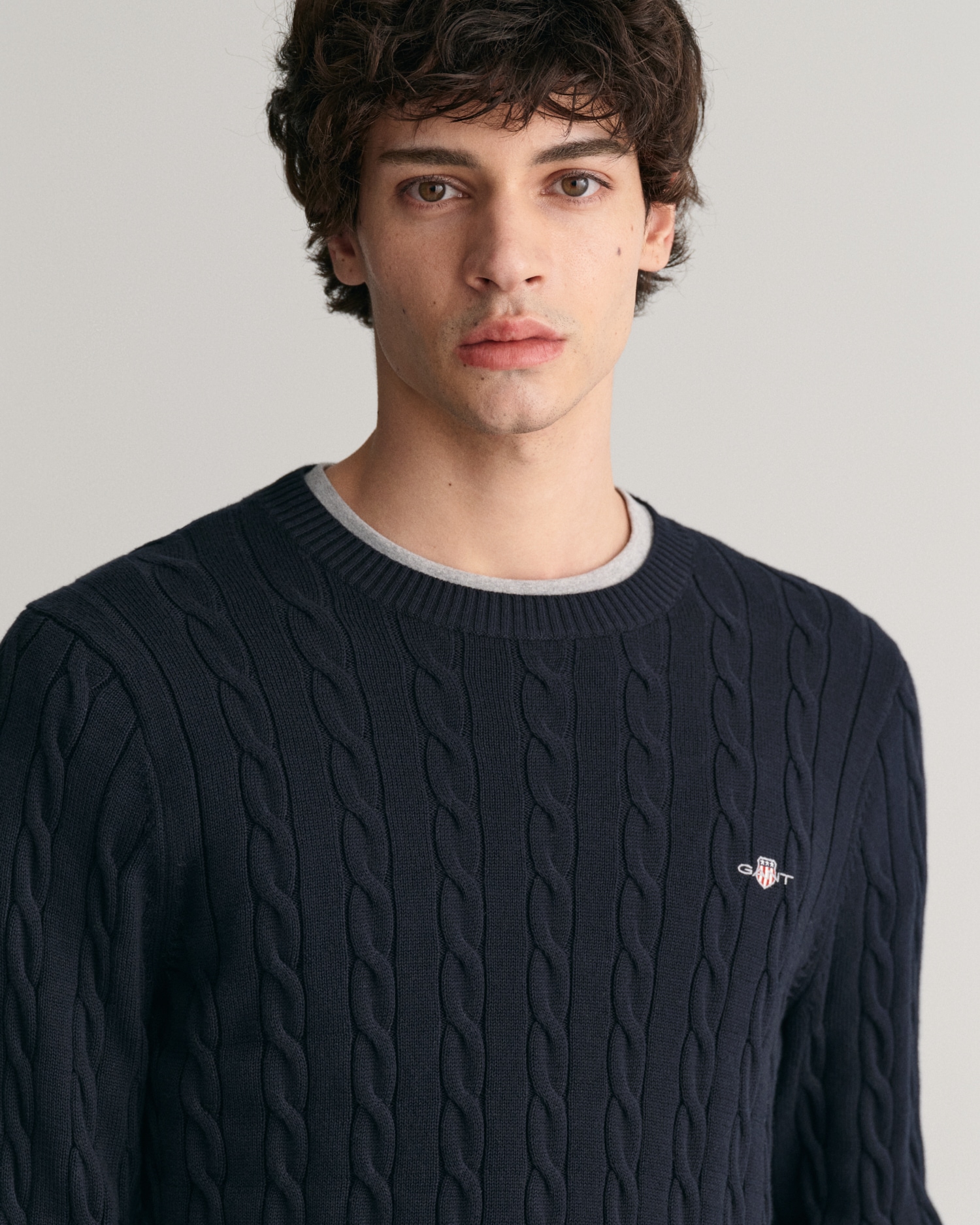 Gant Strickpullover »COTTON CABLE C-NECK« mit Wappen-Logostickerei auf der Brust