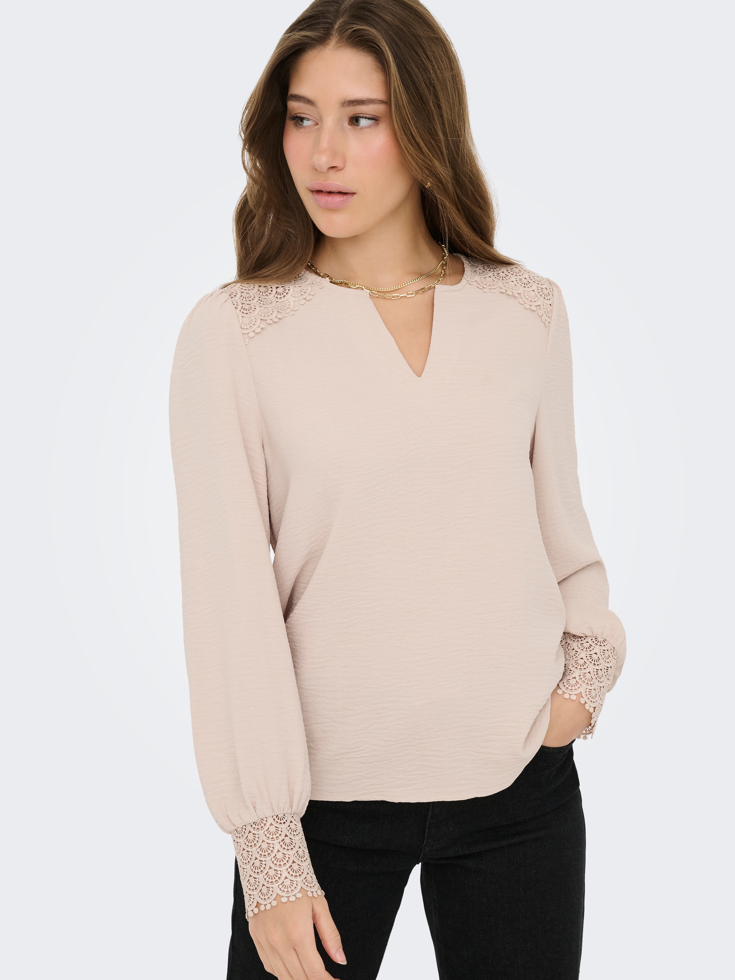 ONLY Langarmbluse »ONLCERENA METTE L/S LACE VNECK TOP WVN« Kunstfaser, regular fit, V-Ausschnitt