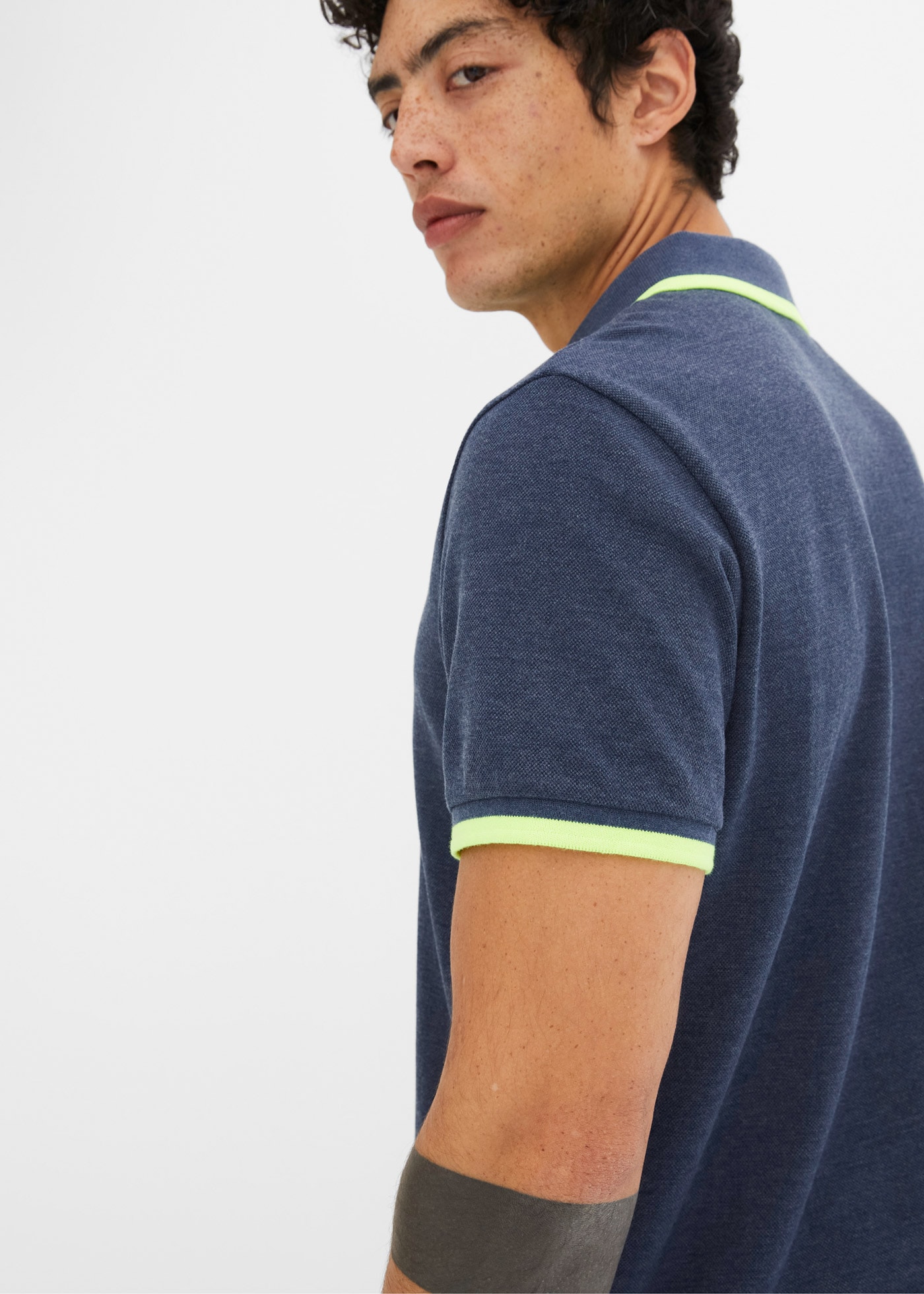 bonprix Poloshirt »Piqué-Poloshirt mit reiner Baumwolle« Regular fit, Kurzarm, mit neonfarbenen Details, mit Polokragen