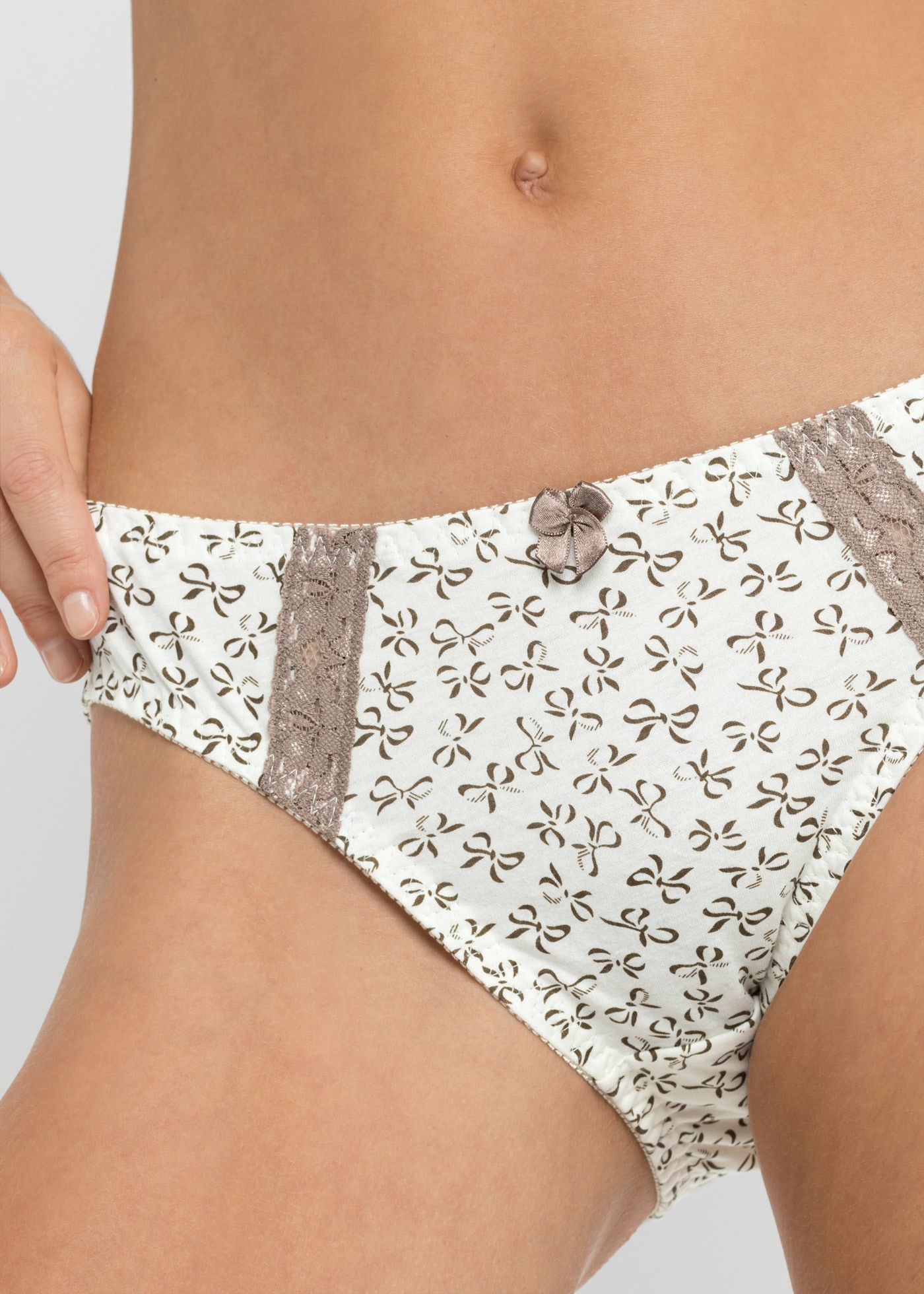 bonprix Slip »Slip mit Baumwolle (3er Pack)« Paquet, 3 cuis mit Spitzenborten, mit Zierschleife, aus Baumwolle, 3er Pack