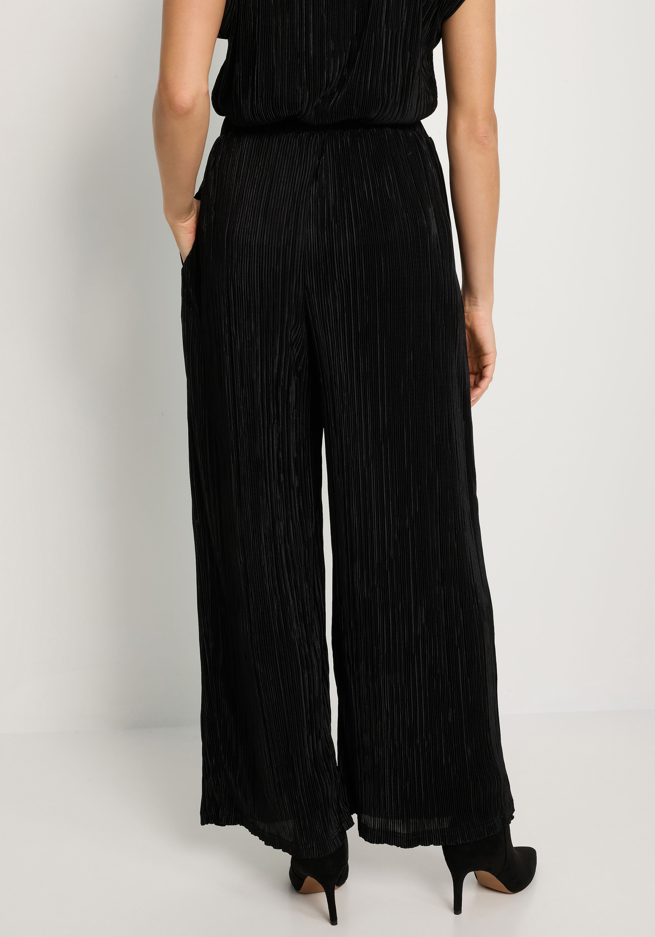 LASCANA Pantalon à enfiler »mit Plisseefalten und weitem, luftigem Bein«  en tissu légèrement plissé
