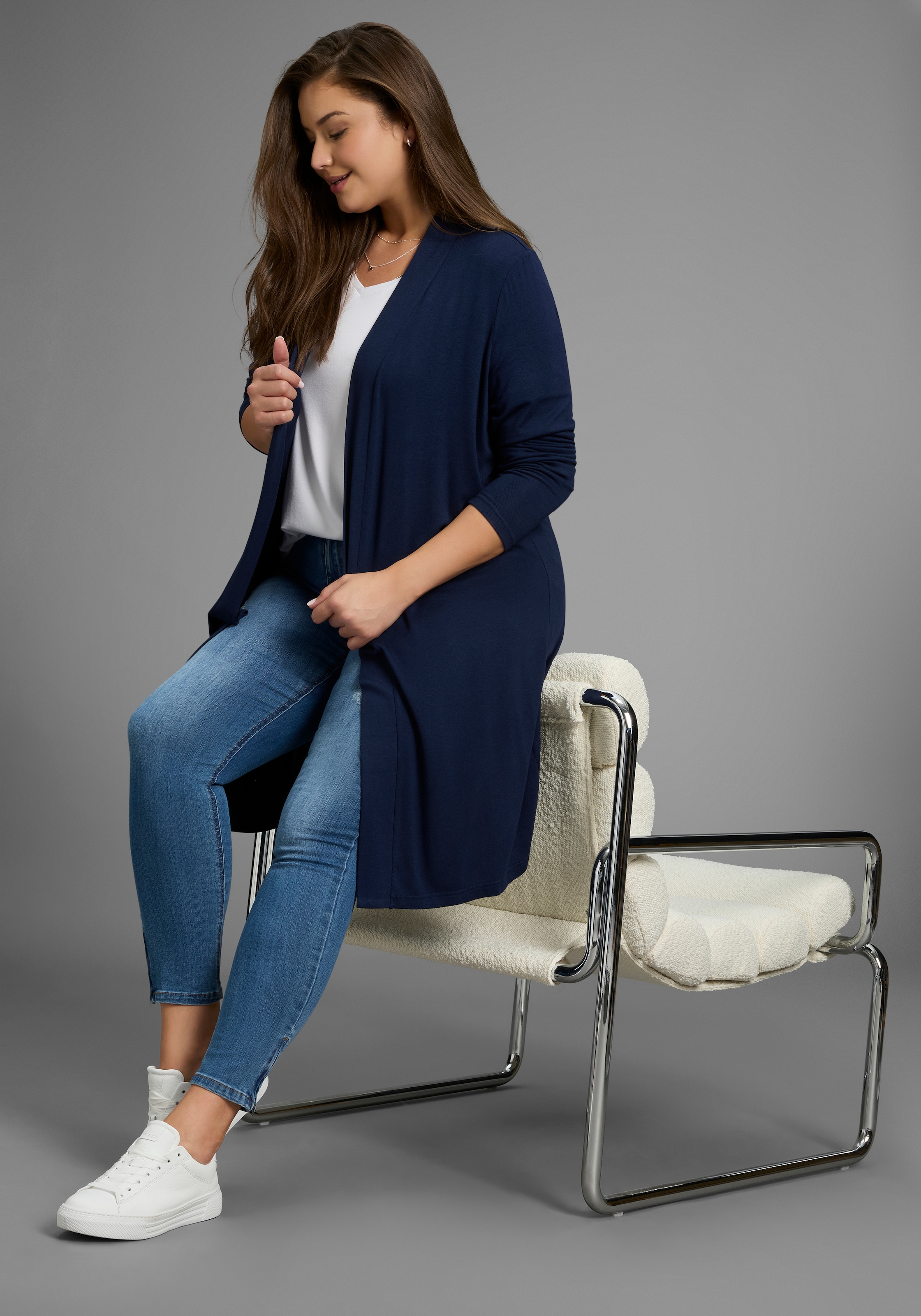 Image of Laura Scott CURVE Longstrickjacke "Grosse Grössen" aus angenehmem fliessendem Jerseymaterial