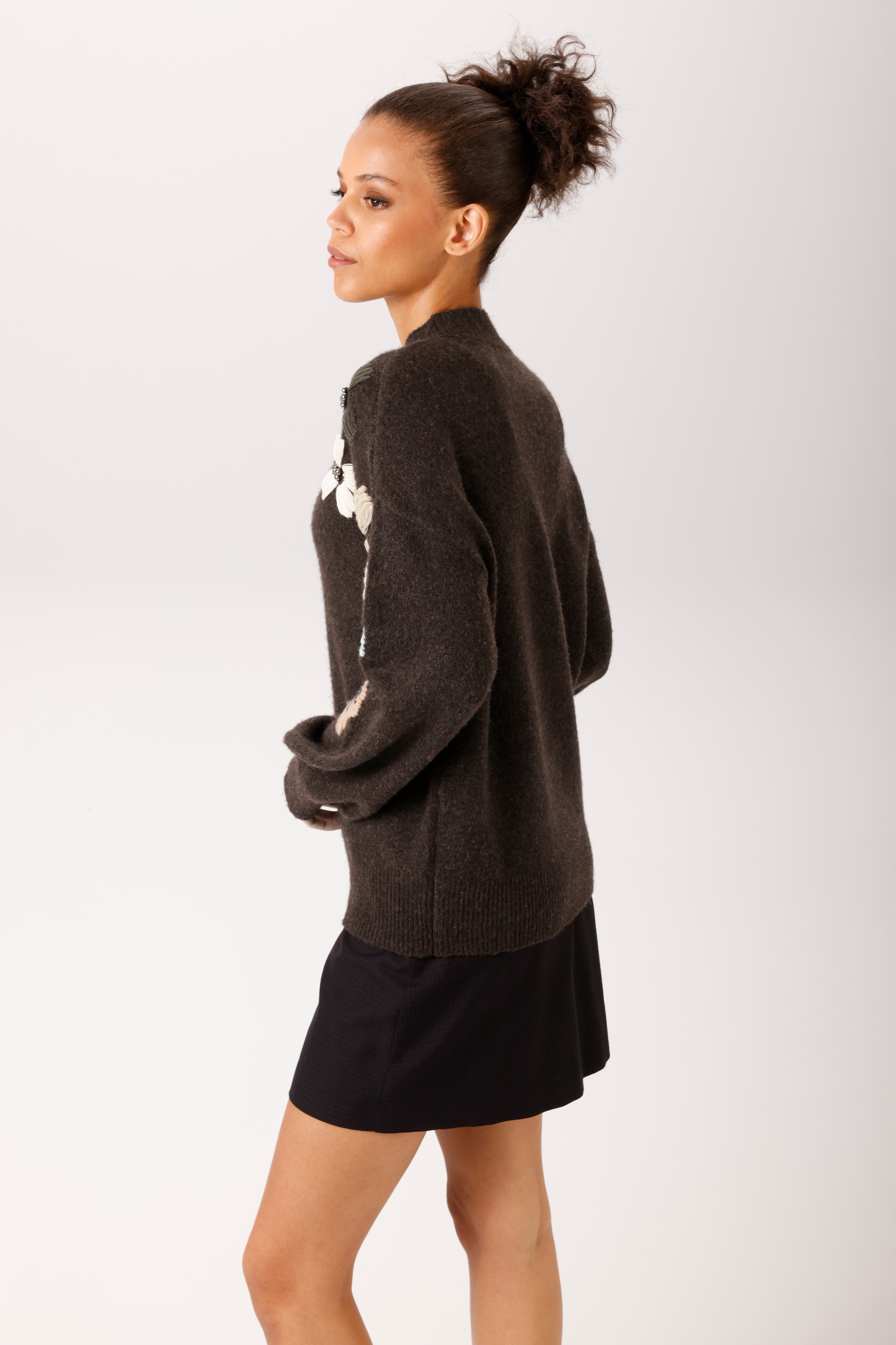 Aniston CASUAL Pull en tricot avec fleurs brodées à la main et perles décoratives - NOUVELLE COLLECTION