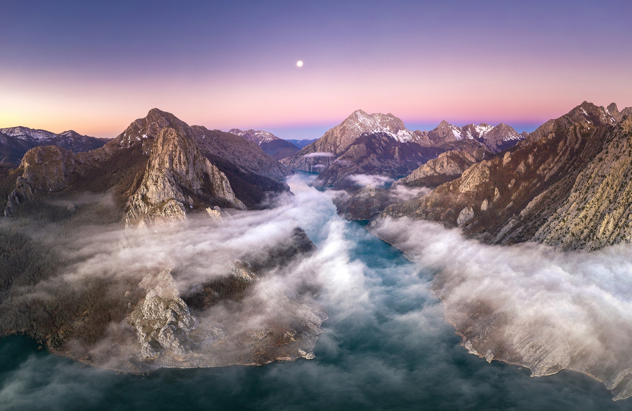 Image of Papermoon Fototapete »Photo-Art JUAN I CUADRADO, VON DER ERDE ZUM MOND«, Vliestapete, hochwertiger Digitaldruck, inklusive Kleister bei Ackermann Versand Schweiz