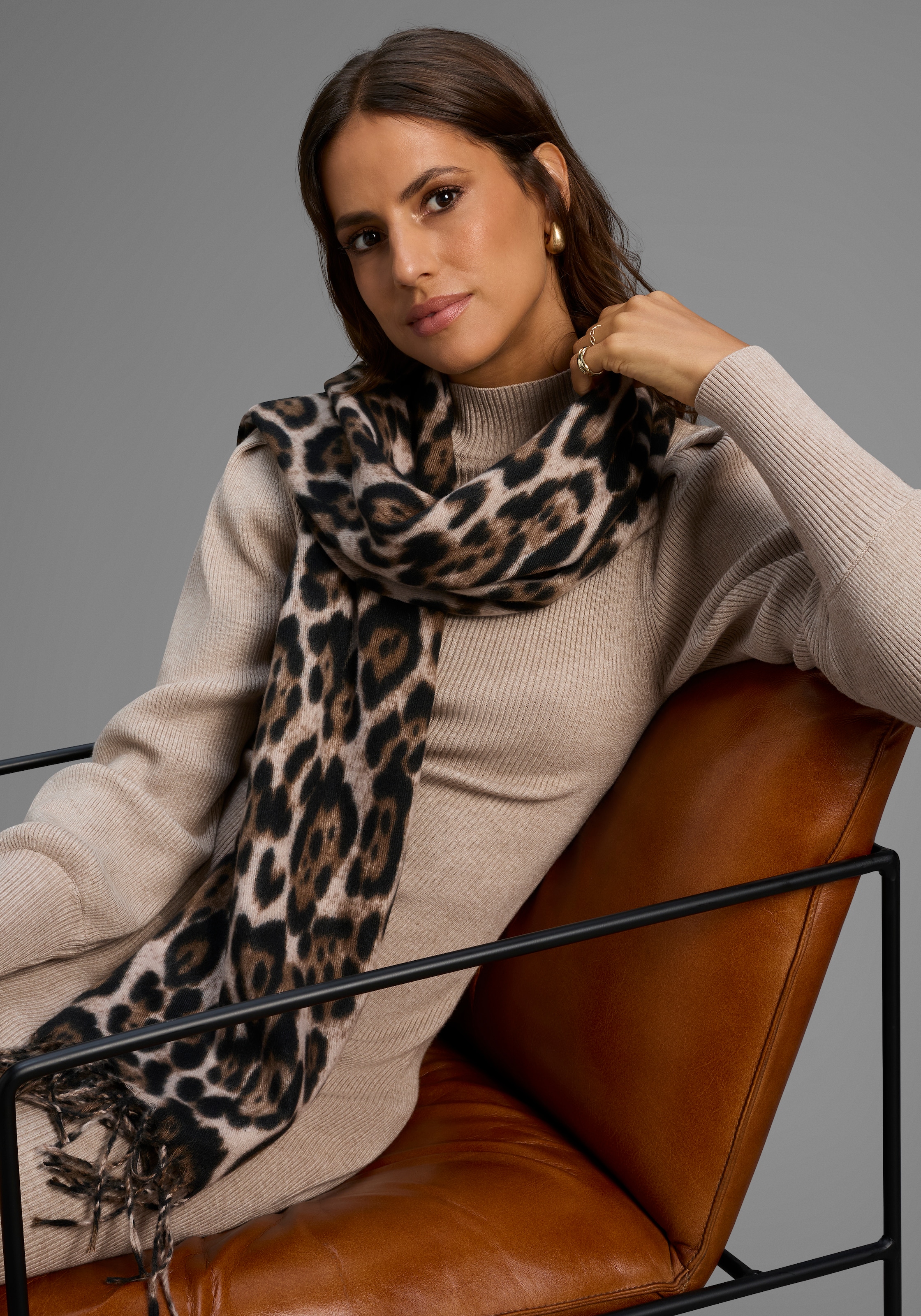 Image of Laura Scott Modeschal im trendigen Leopard-Design mit Fransen