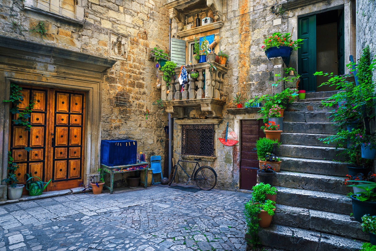 Image of Papermoon Fototapete »Altstadt Hof«, Vliestapete, hochwertiger Digitaldruck, inklusive Kleister bei Ackermann Versand Schweiz