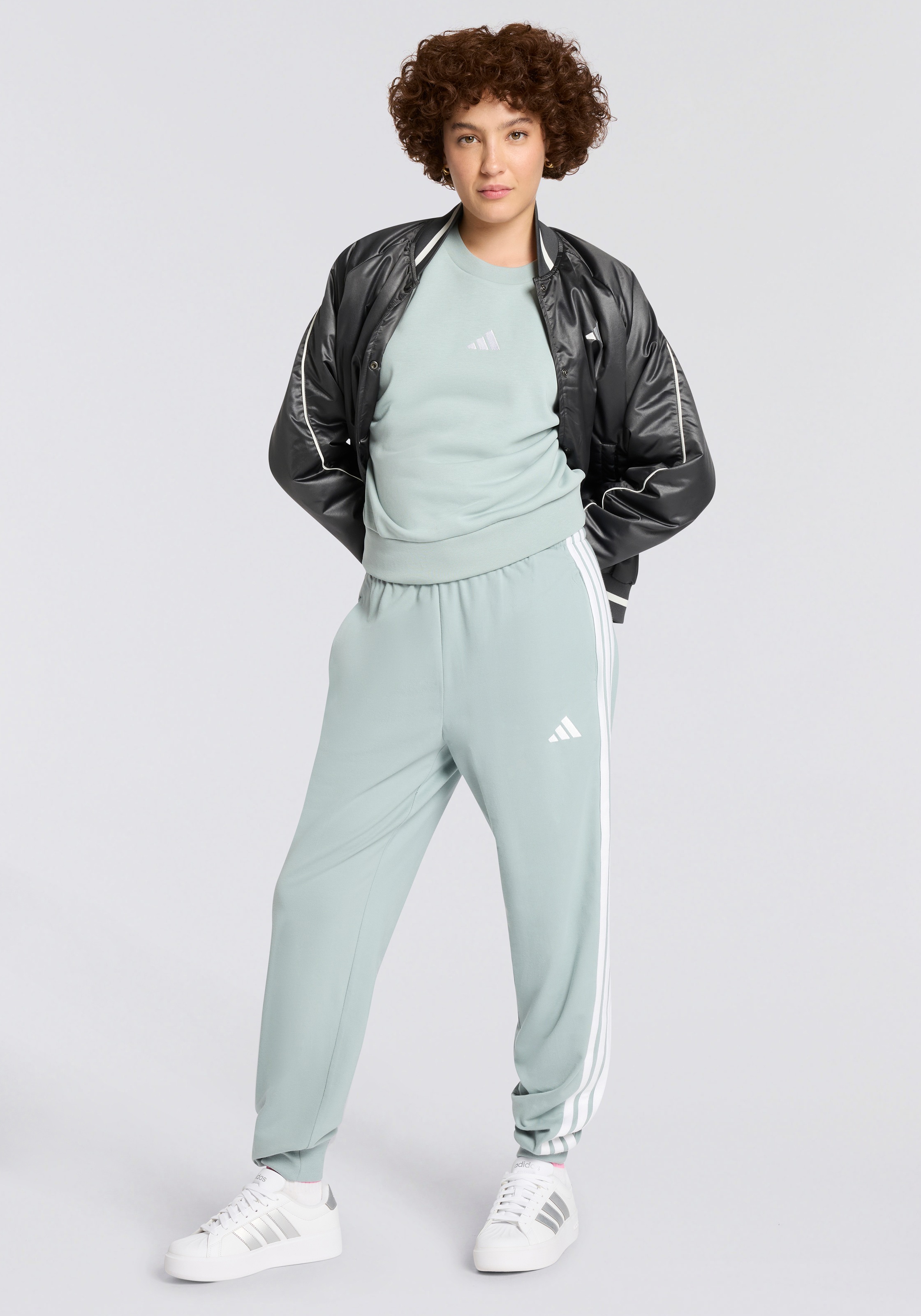 adidas Sportswear Pantalon de sport »ESSENTIALS 3-STREIFEN«  Lässig geschnitten, hoher Bund, schmal zulaufende Beinform