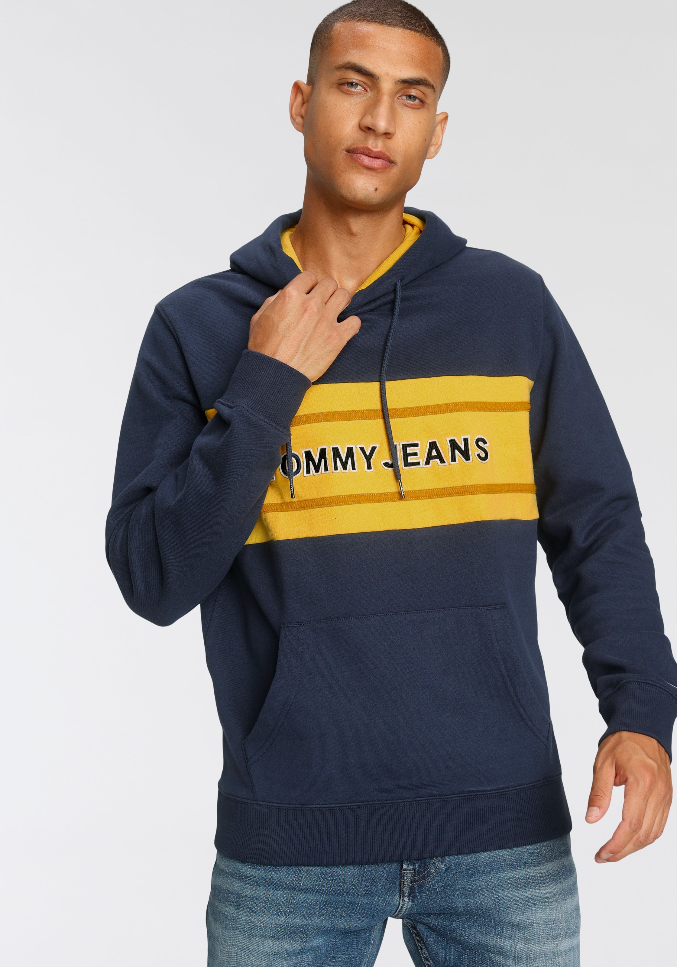 Image of Tommy Jeans Kapuzensweatshirt »TJM PIECED BAND LOGO HOODIE« bei Ackermann Versand Schweiz
