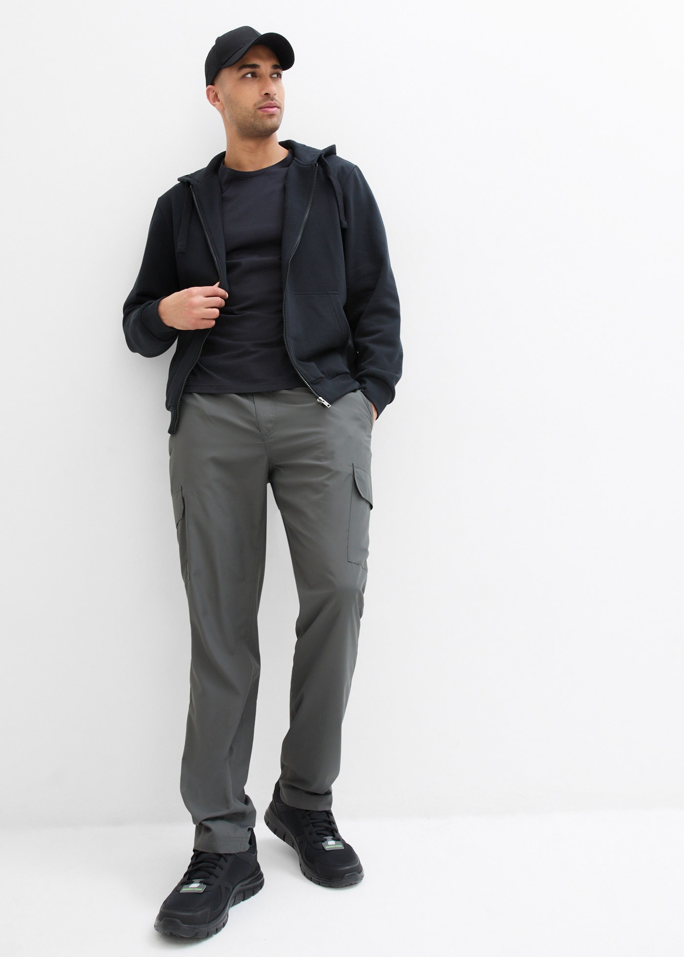 bonprix Kapuzensweatjacke »Kapuzen-Sweatjacke mit Reissverschluss« mit Kapuze, mit Reissverschluss, mit Kängurutaschen, Regular Fit