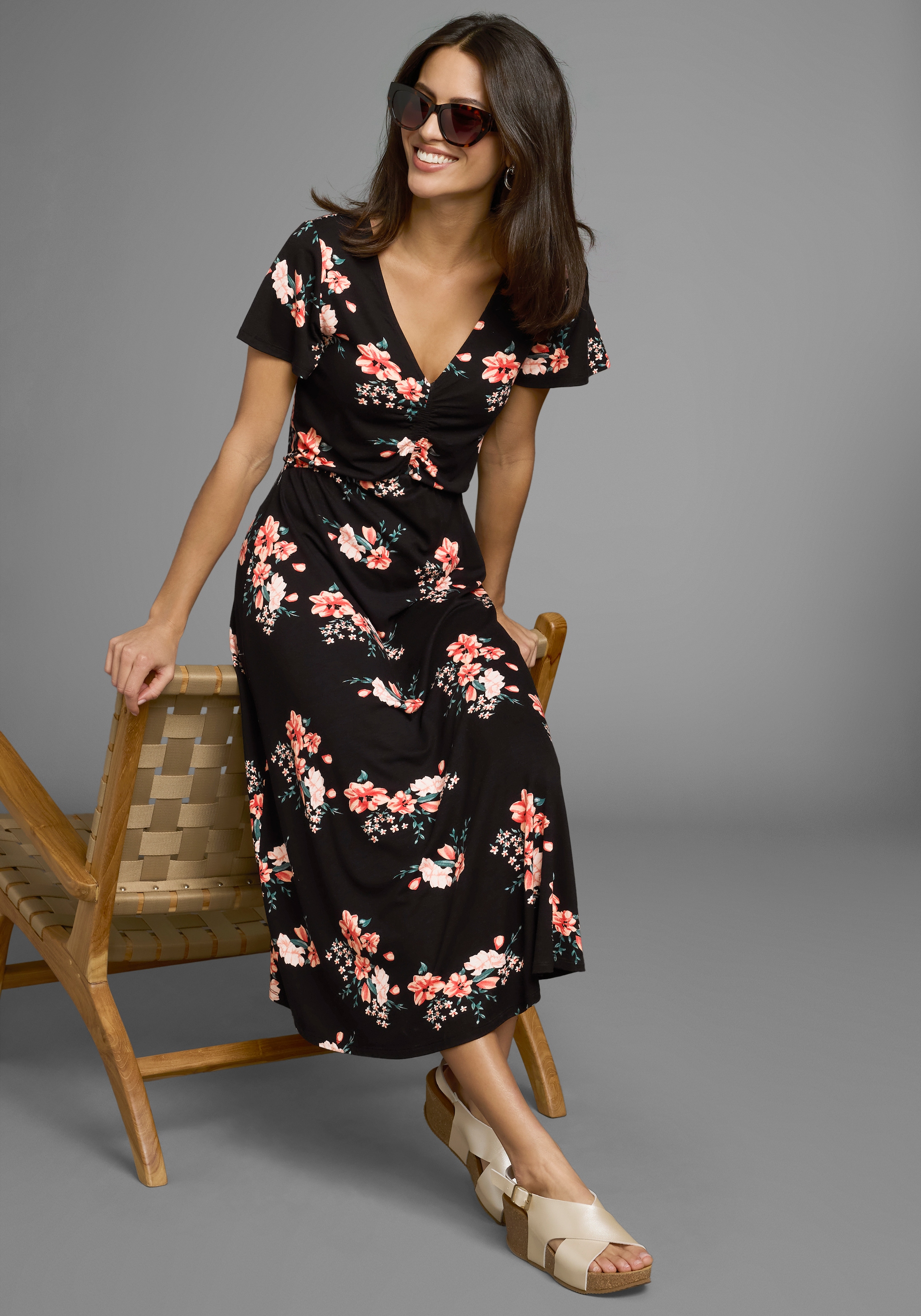 Image of Laura Scott Sommerkleid mit romantischem Blumendruck und Raffung, Midikleid